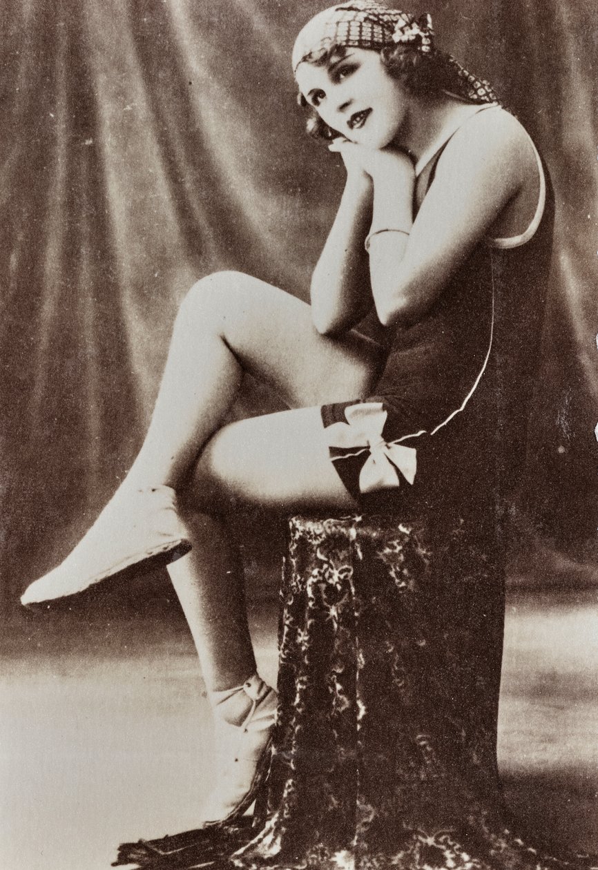 Celoplošný portrét mladé ženy v plavkách. od Unknown photographer