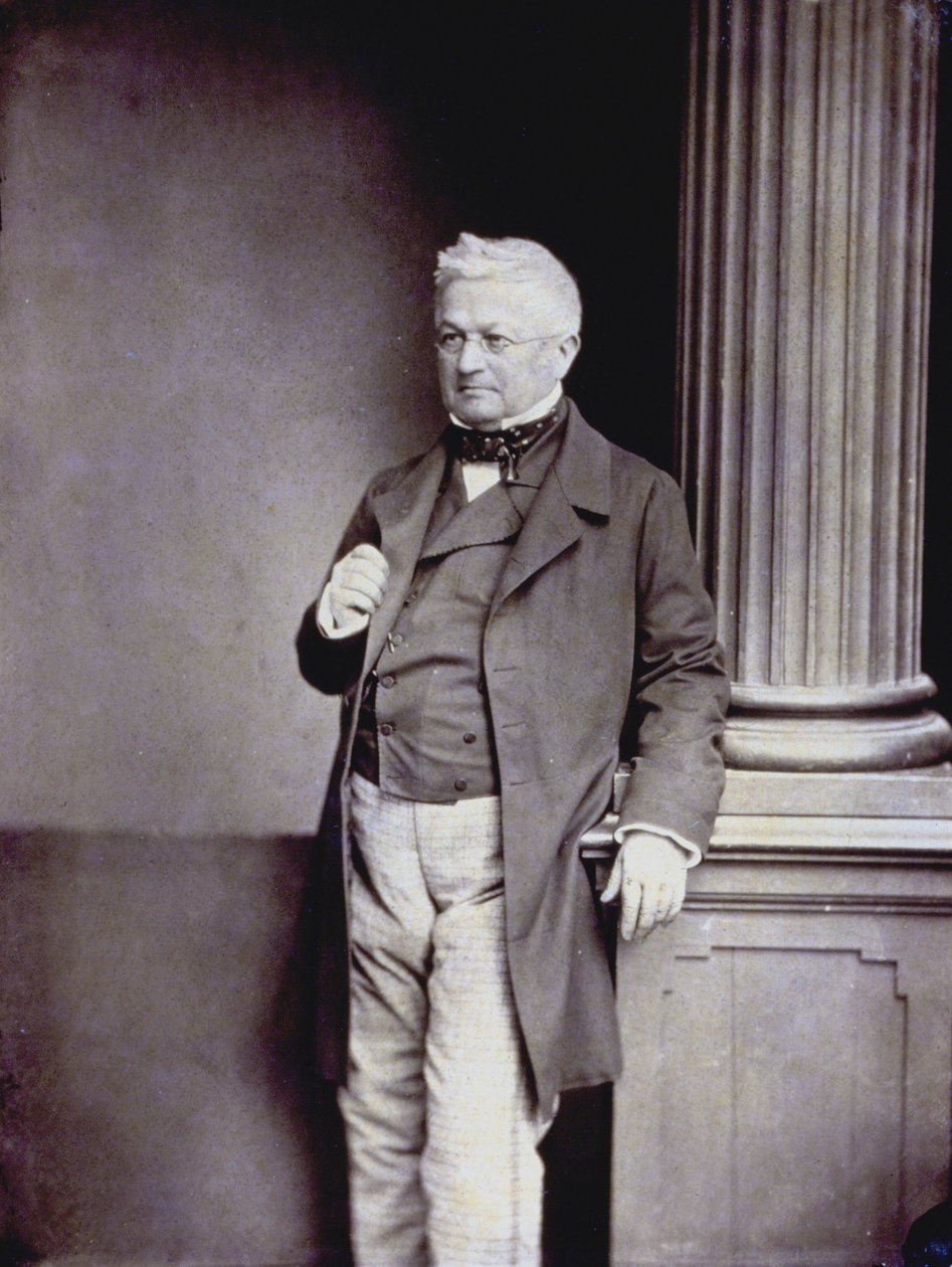 Celoplošný portrét francouzského politika Adolpha Thierse v elegantním oděvu z 19. století od Unknown photographer