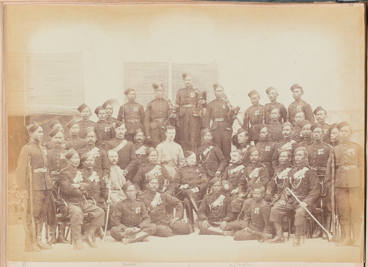Ghurkhští poddůstojníci a střelci 4. Gurkha (střeleckého) pluku od Unknown photographer