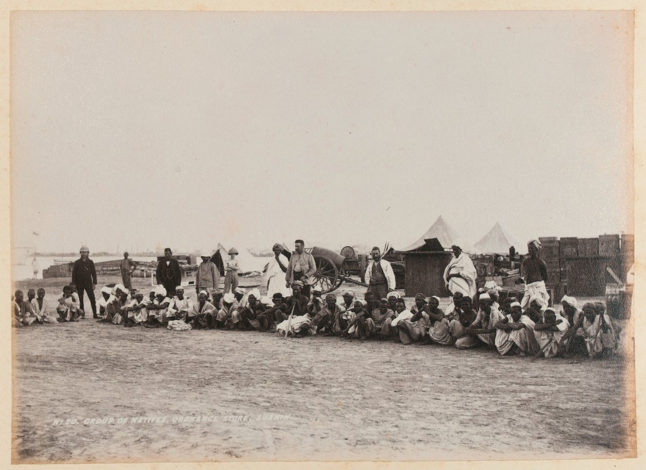 Skupina domorodců, Ordnance Store, Suakin, circa 1884 od Unknown