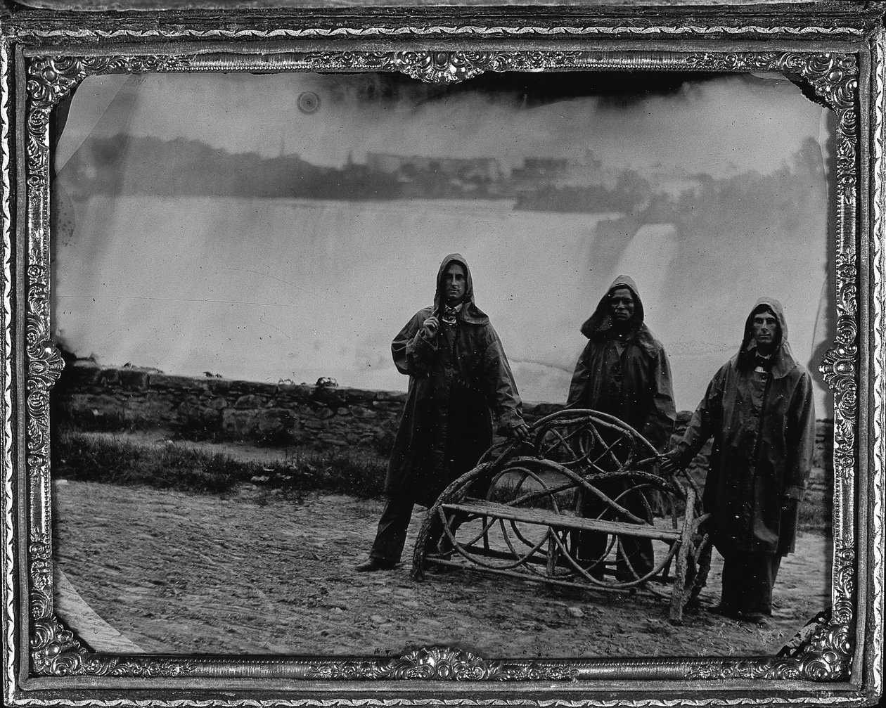 Skupinový portrét u Niagarských vodopádů, kolem roku 1855 (celoplošný ambrotye) od Unknown photographer