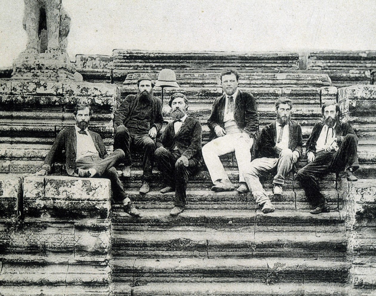 Skupinový portrét členů expedice za průzkumem Mekongu 1866-1868 (Garnier, Doudart de Lagrée) na schodech Angkor Vat. od Unknown photographer