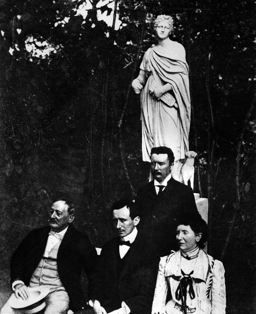 Guglielmo Marconi (1874-1937), italský fyzik a vynálezce se svými rodiči a bratrem Alfonsem v Pontecchiu v roce 1897. od Unknown photographer
