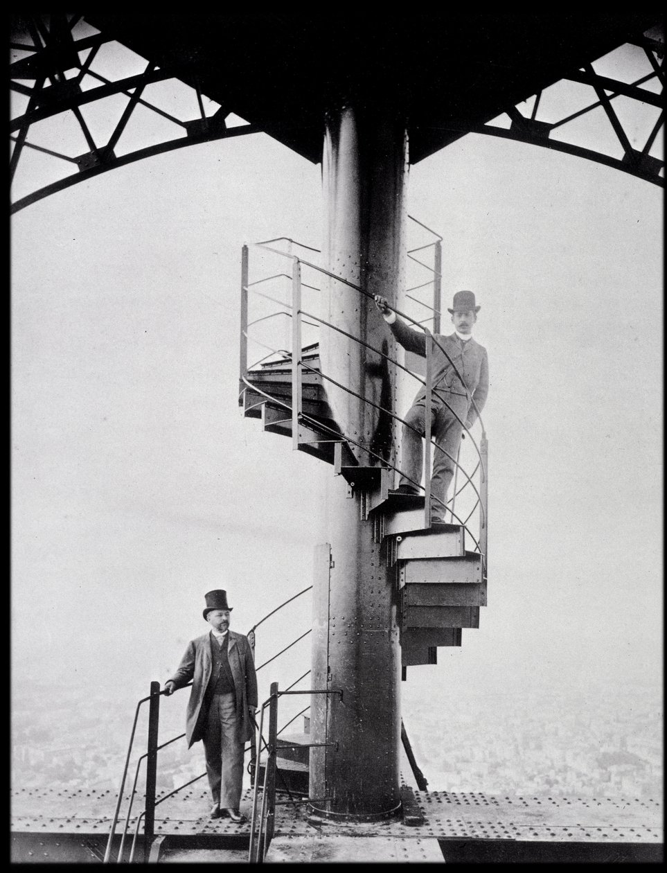 Gustave Eiffel a jeho zeť Adolphe Salles na schodišti Eiffelovy věže v Paříži od Unknown photographer