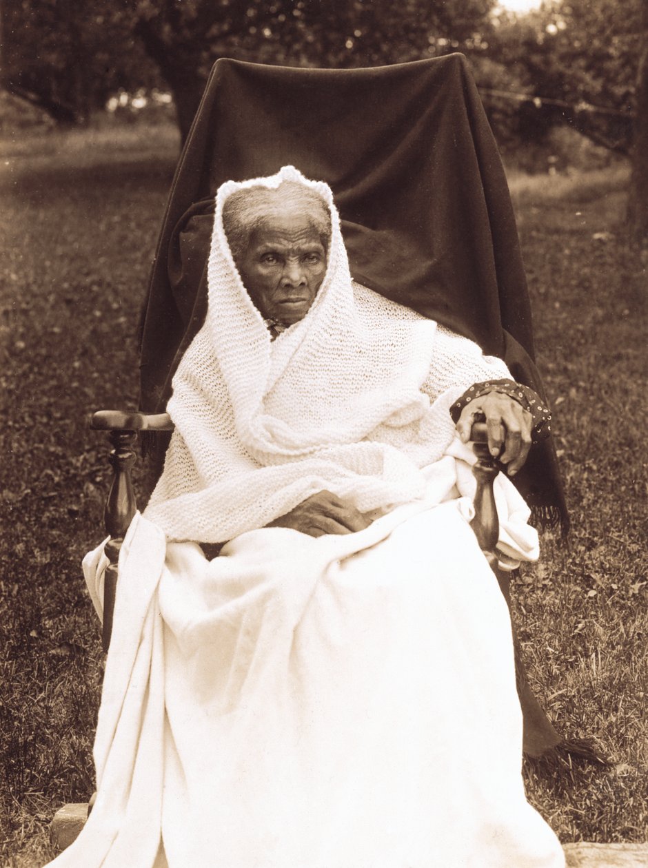 Harriet Tubman, celovečerní portrét, sedí v křesle, čelem dopředu, pravděpodobně ve svém domě v Auburn, New York od Unknown photographer