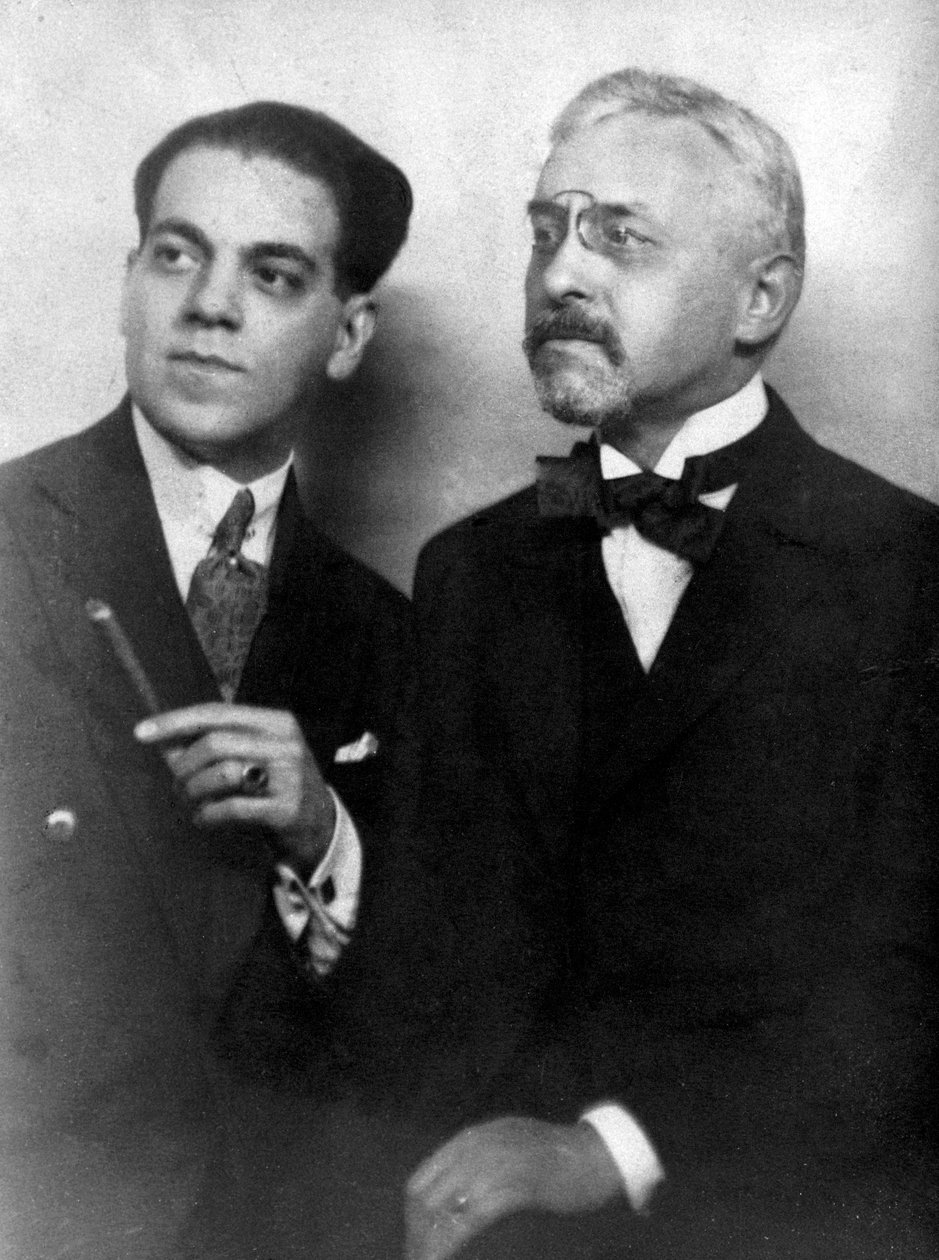 Heitor Villa-Lobos (1887-1959), brazilský skladatel, s francouzským skladatelem Florentem Schmittem (1870-1958) od Unknown photographer