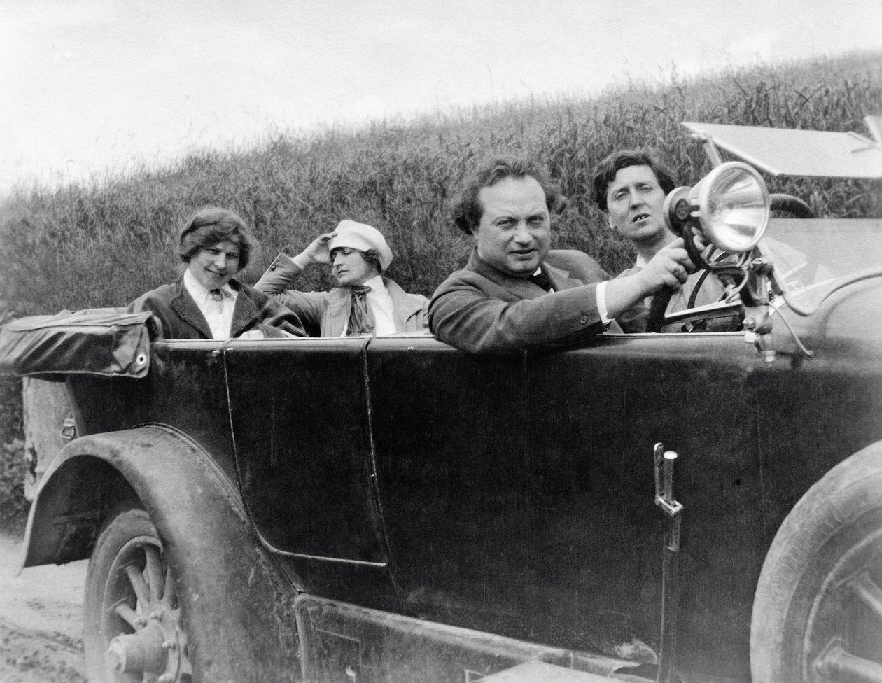 Helene Berg, Alma Mahler, Franz Werfel a Alban Berg fotografováni v autě od Unknown photographer