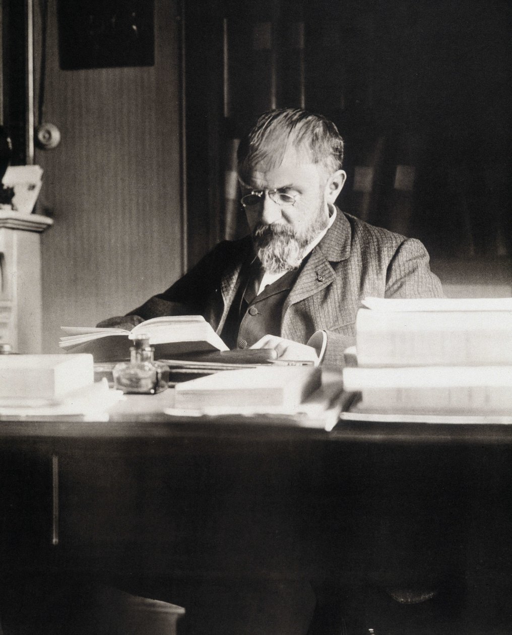 Henri Poincaré u svého pracovního stolu - Bibl. z Ecole Polytechnique od Unknown photographer