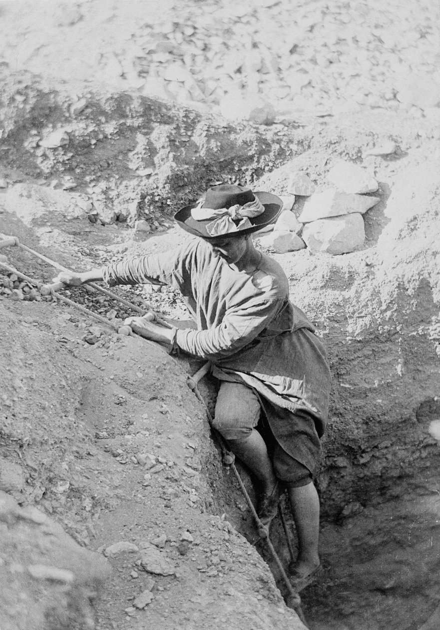 Hilda Petrie (rozená Urlin) sestupuje po provazovém žebříku do hrobové šachty, možná v Denderah od Unknown photographer