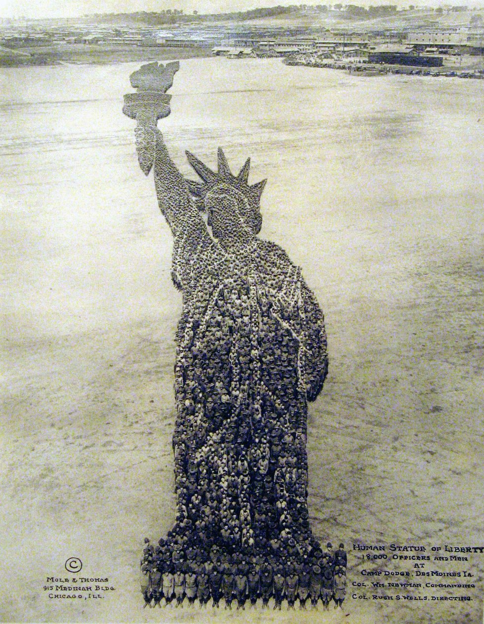 Lidská socha Svobody vytvořená americkými vojáky od Unknown photographer