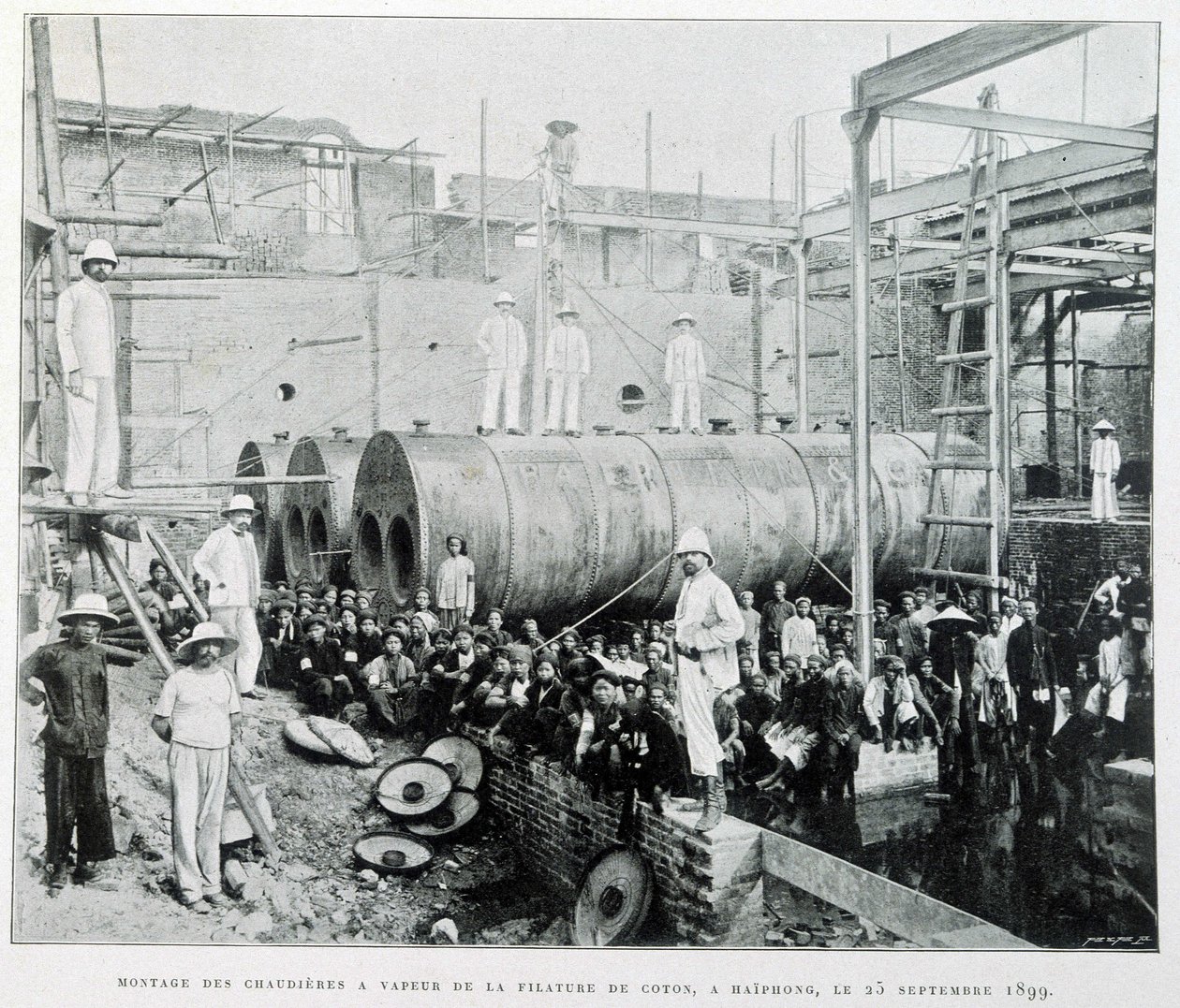 Instalace parních kotlů na předení bavlny Haiphong dne 25. 9. 1899 - v „“ Le Tonkin en 1900“ od Roberta Duboise. od Unknown photographer