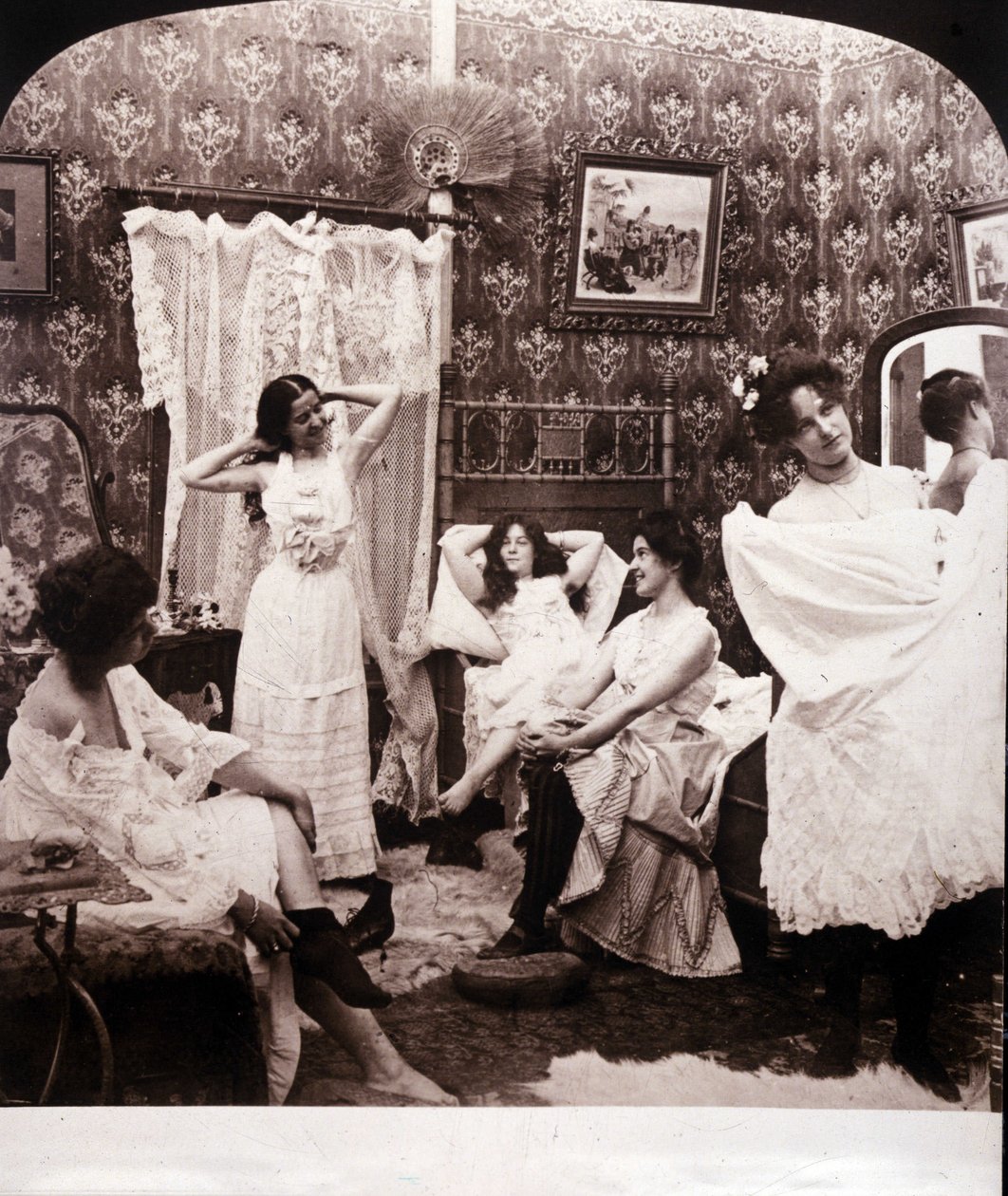 Interiér nevěstince na konci 19. století. od Unknown photographer