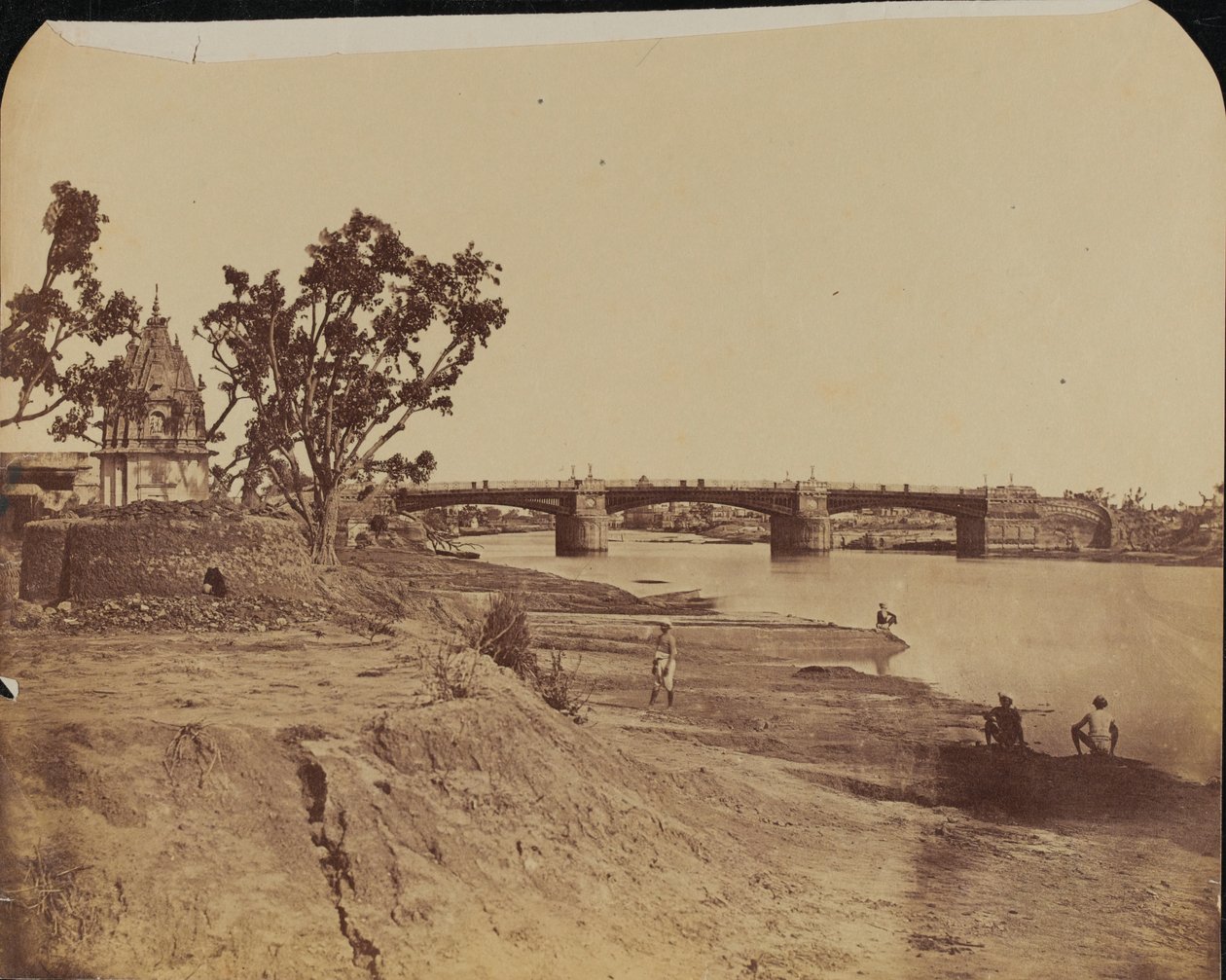 Železný most s kamennými moly, s civilisty v popředí, řeka Gumti, Lucknow od Unknown photographer