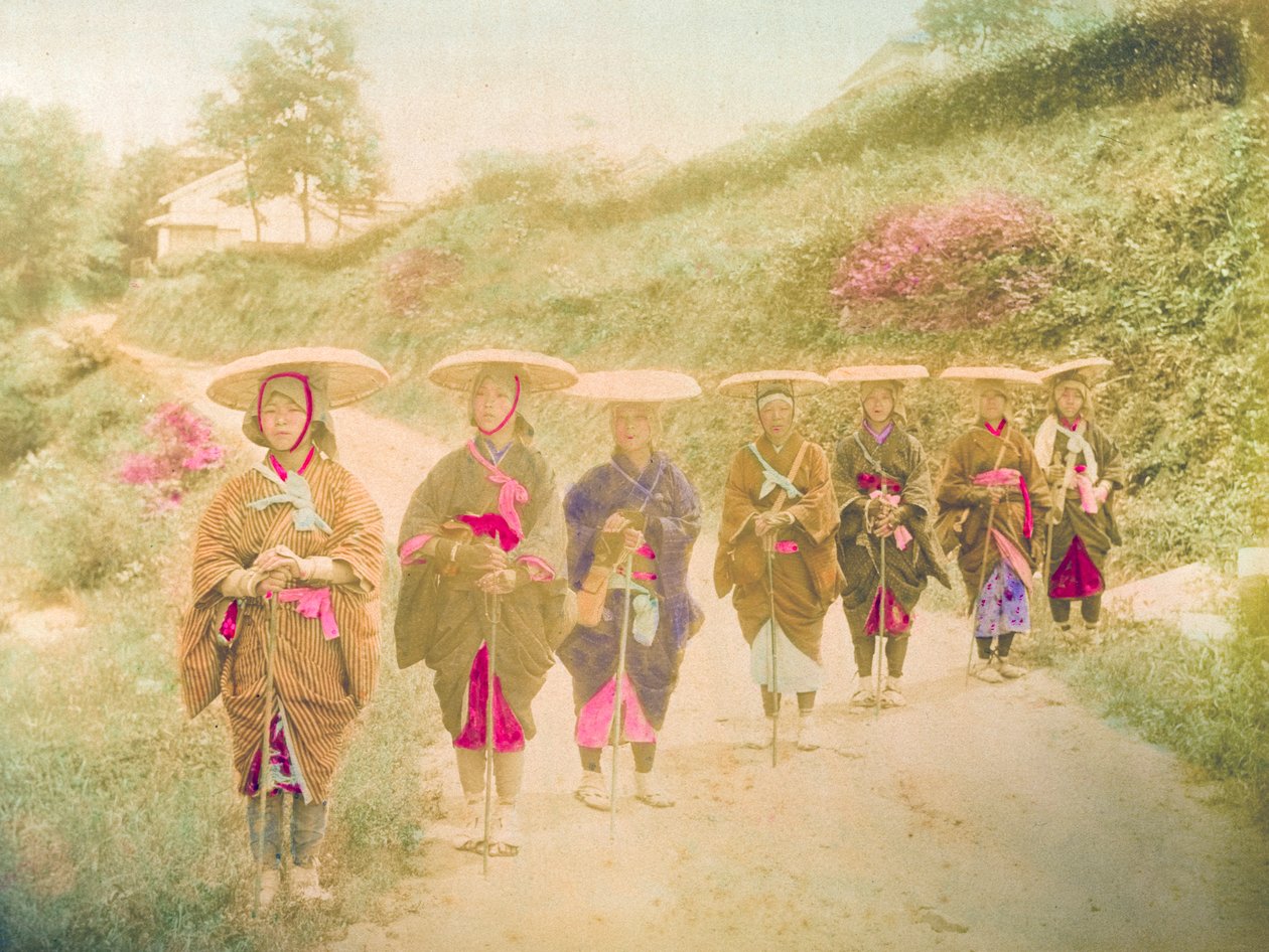 Japonky. Sedm Japonek stojí v řadě na venkovské silnici. Japonsko, kolem roku 1910. od Unknown photographer