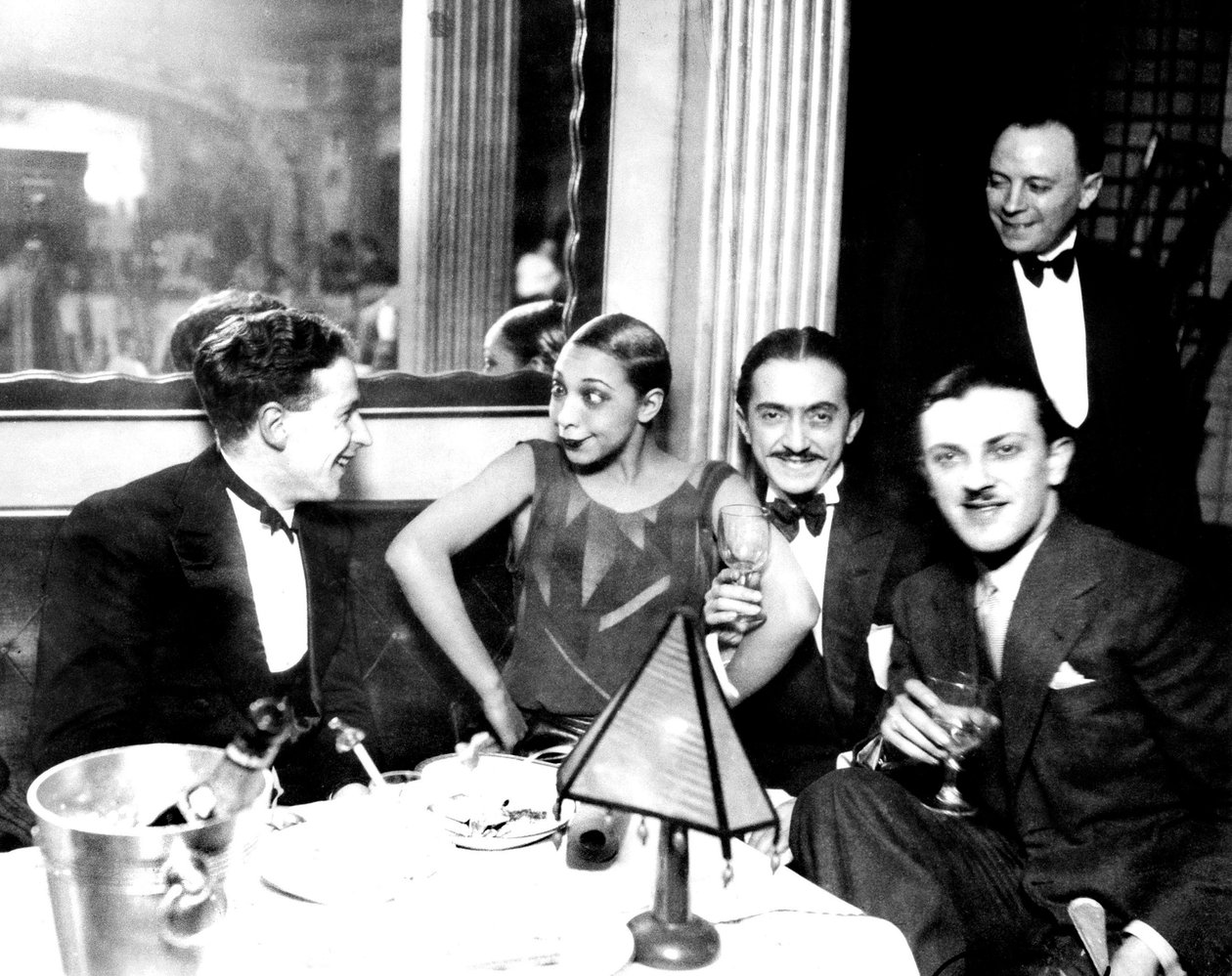 Josephine Bakerová s Georgesem Simenonem a svým snoubencem Guiseppem Abatinem, restaurace Chez Josephine, asi 1928 (čb fotografie) od Unknown photographer