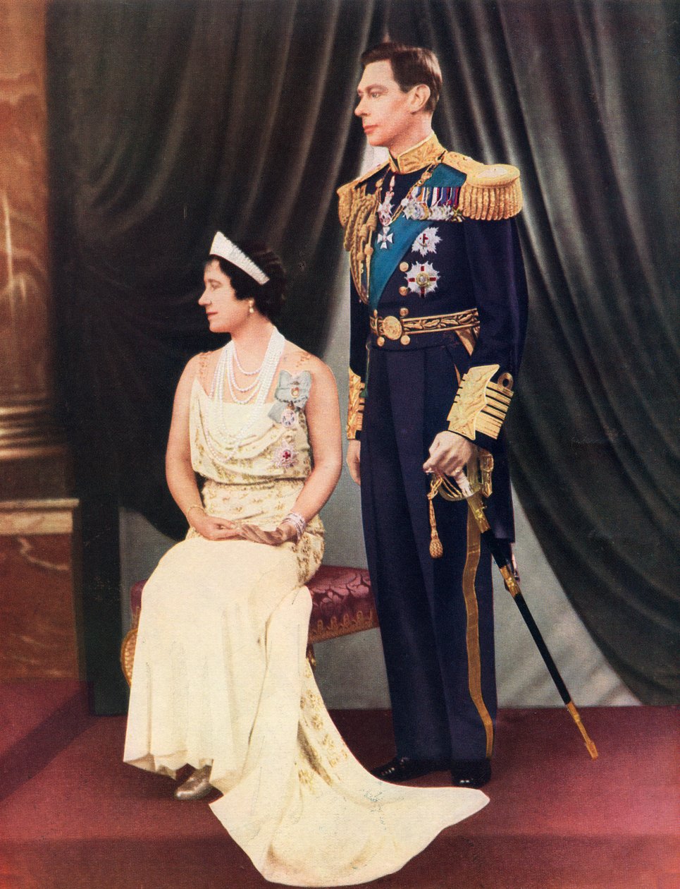 Král Jiří VI. a královna Alžběta. Jiří VI, Albert Frederick Arthur George 1895 až 1952. Král Spojeného království a dominií Britského společenství národů. Alžběta Angela Marguerite Bowesová-Lyonová od Unknown photographer