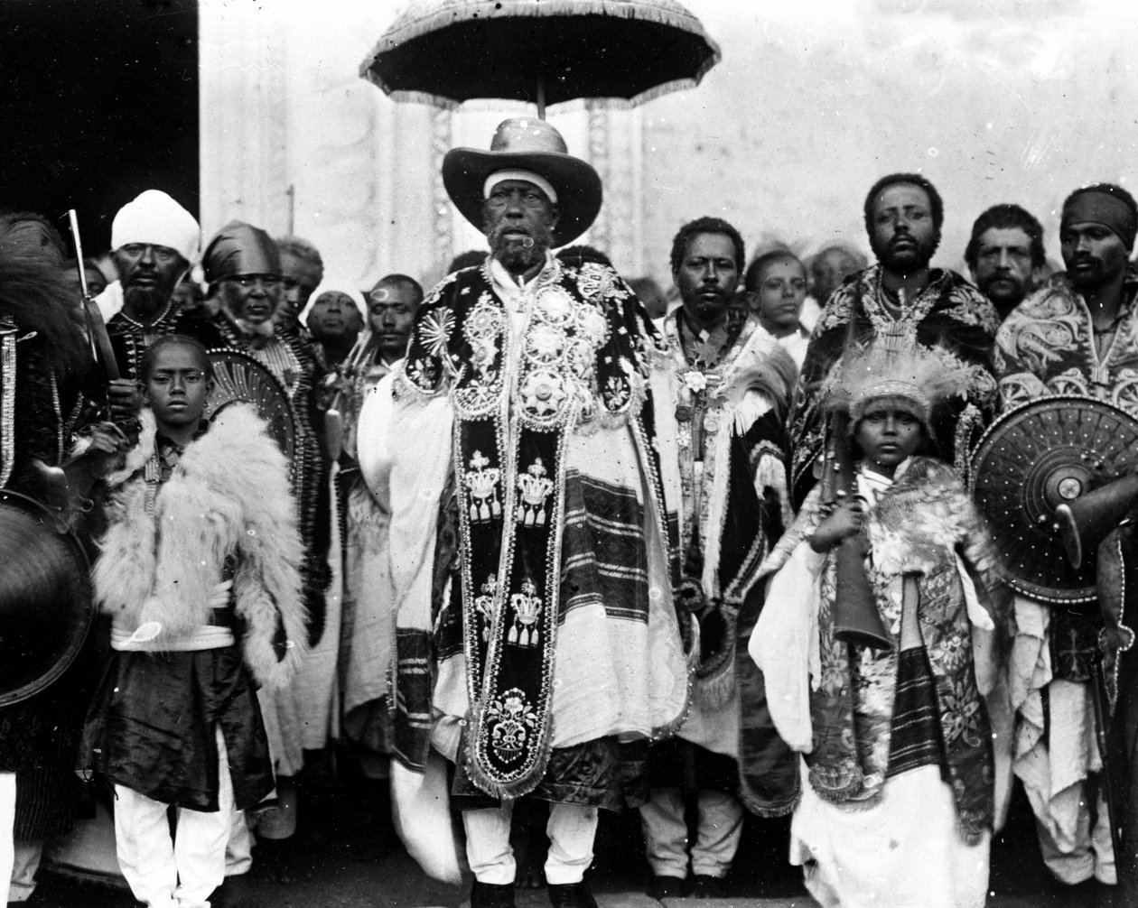 Král Menelik II (1844 - 1913) obklopený svým dvorem. Etiopie. od Unknown photographer