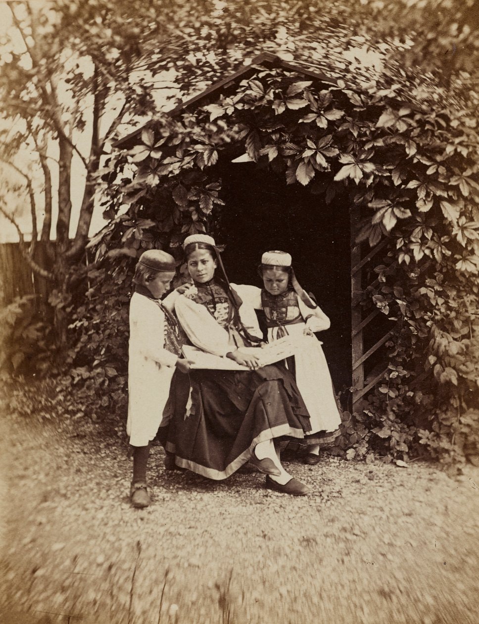 "La Foret Noire - etudes , impressions  voyages sur les bords du Rhin": Portrét ženy se dvěma dětmi v tradičním oděvu ze Schwarzwaldu. od Unknown photographer