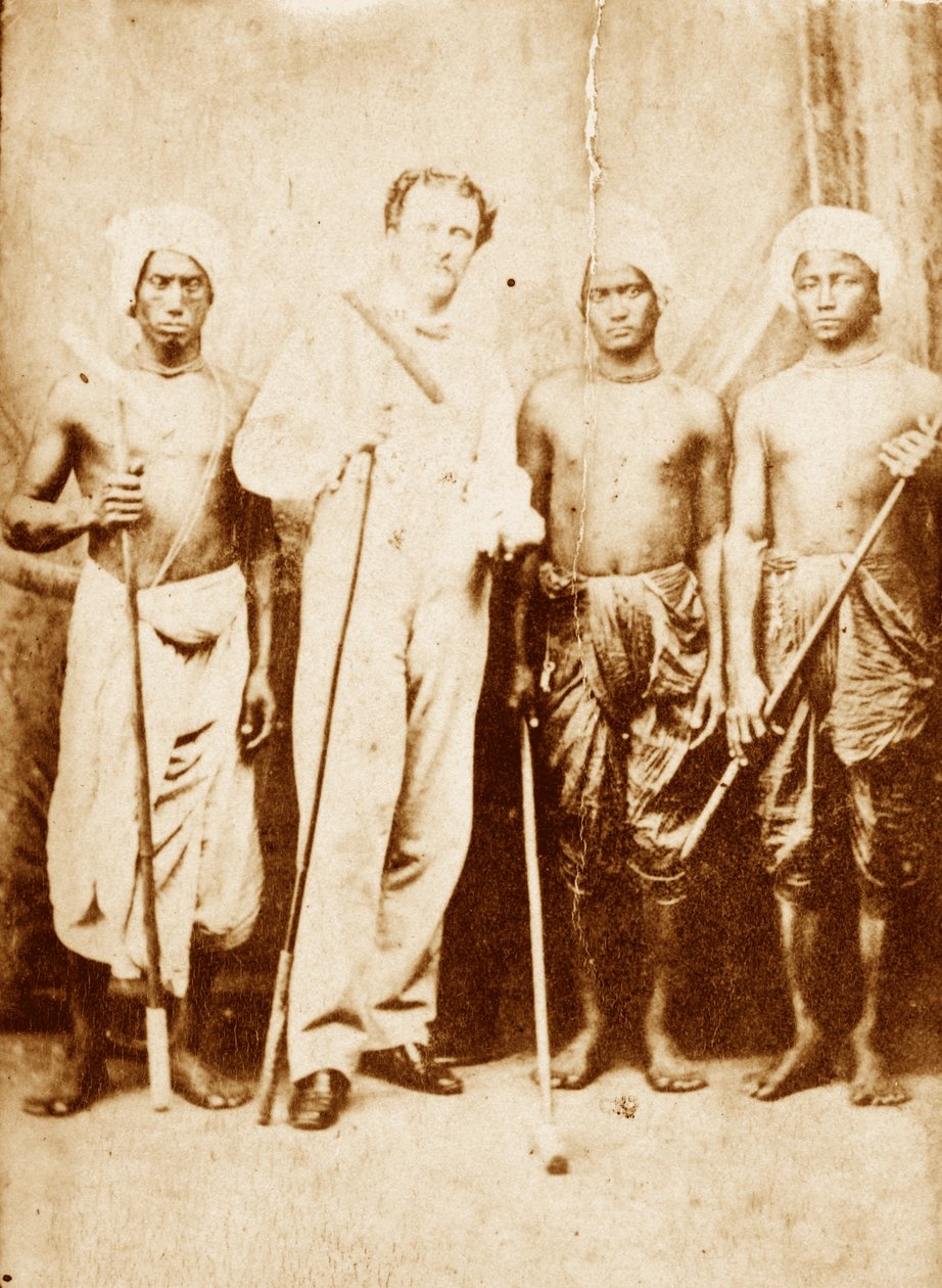 Poručík Joseph Sherer, asistent vrchního inspektora Cachar, se svými nosiči, Manipur, circa 1861 od Unknown