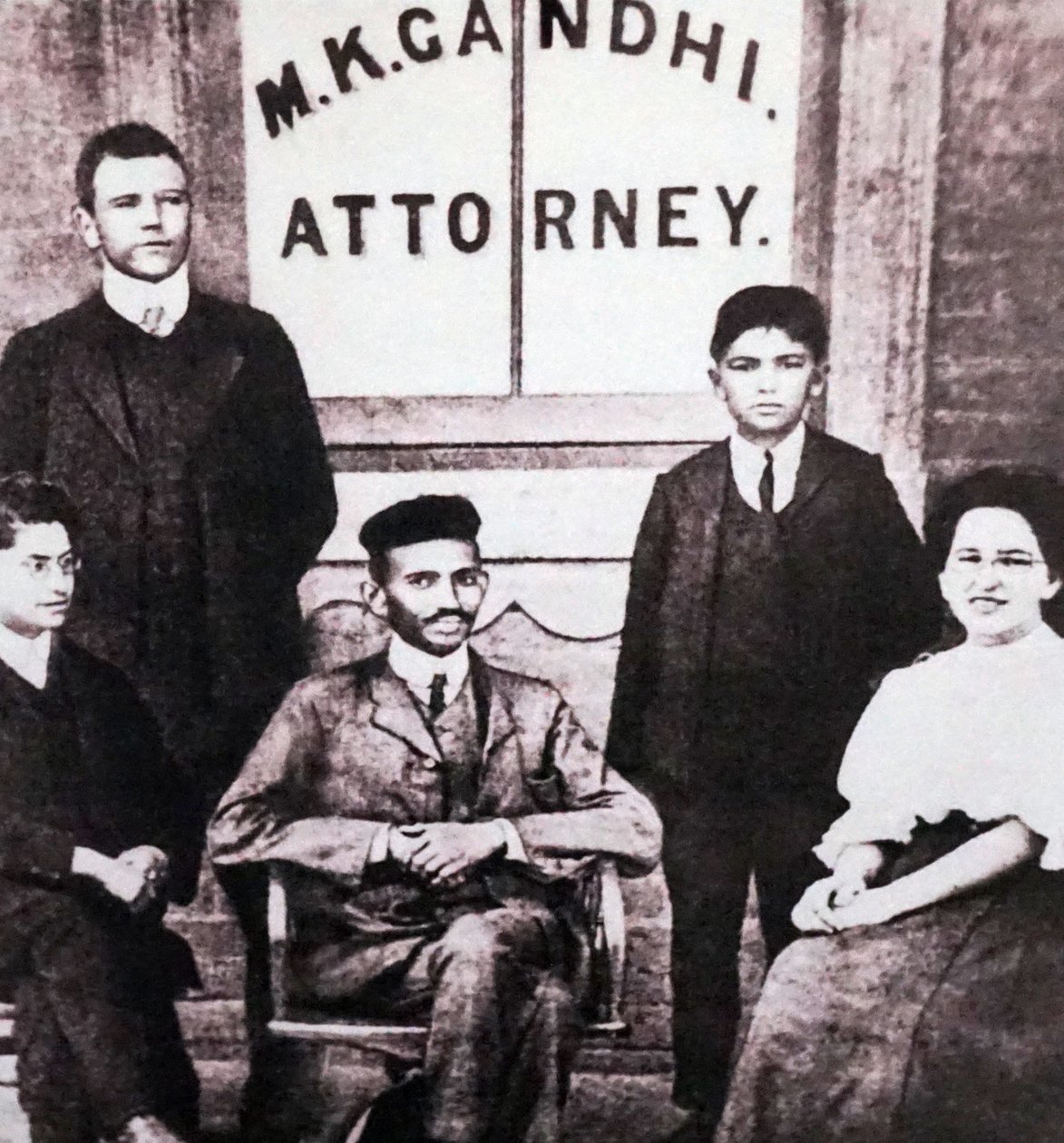Mahátma Gándhí sedí se čtyřmi spolupracovníky před svou advokátní kanceláří v Johannesburgu, Jihoafrická republika, Jihoafrická republika od Unknown photographer