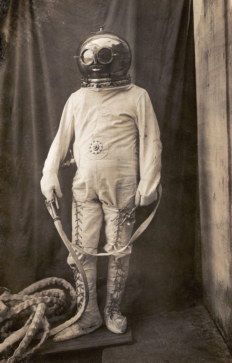 Muž s potápěčským oblekem, který ho chrání před ohněm od Unknown photographer