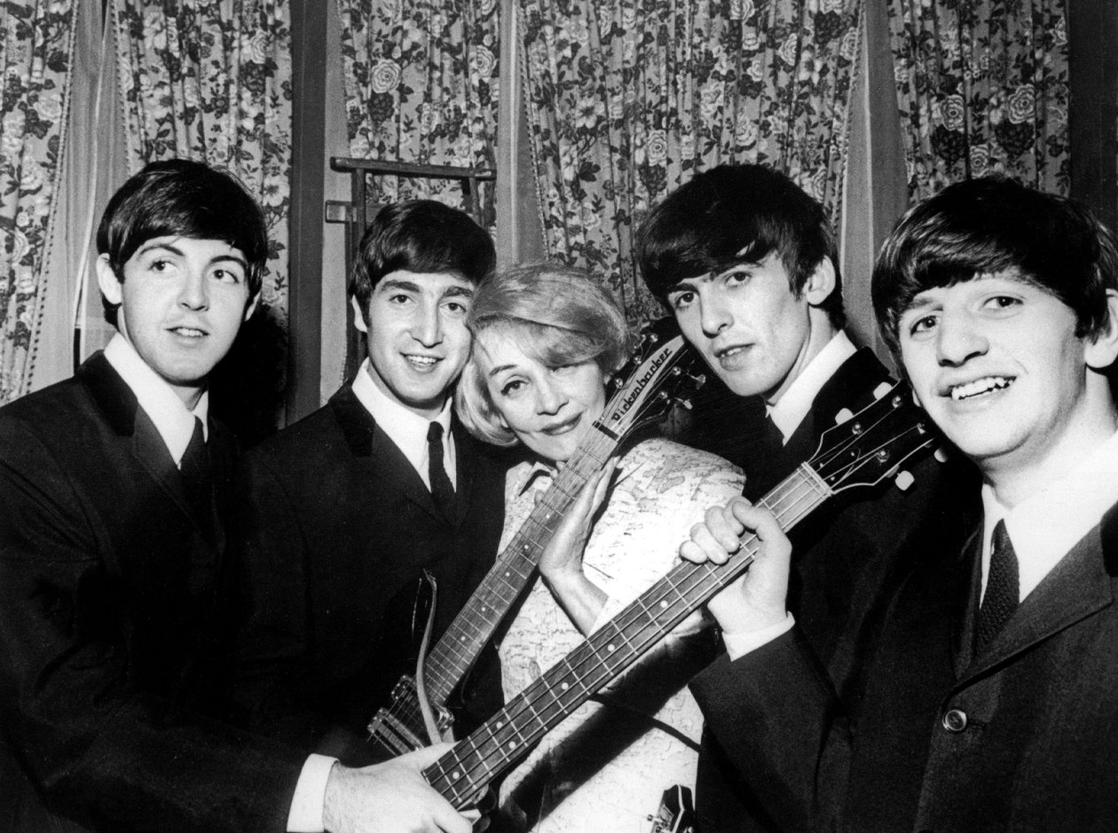 Marlene Dietrichová se skupinou Beatles Paul McCartney John Lennon George Harrison a Ringo Starr listopad 1963 od Unknown photographer