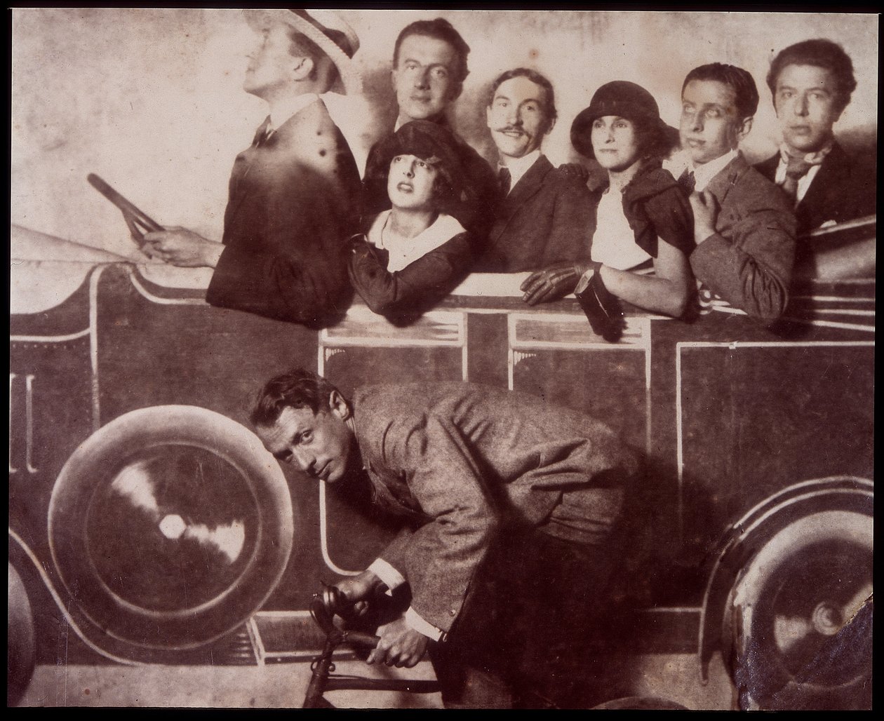 Max Morise, Simone Bretonová, Paul Eluard, Joseph Delteil, Gala Desnos, Andre Breton a Max Ernst (na kole) na Foire de Montmartre. od Unknown photographer