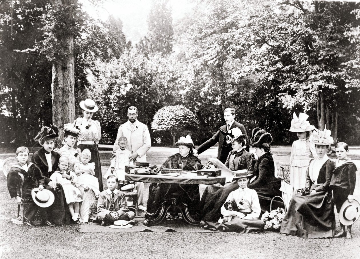 Členové britské královské rodiny včetně krále Jiřího V., krále Edwarda VIII. kolem královny Viktorie na zahradní slavnosti. Fotografie mezi lety 1895 a 1901. od Unknown photographer