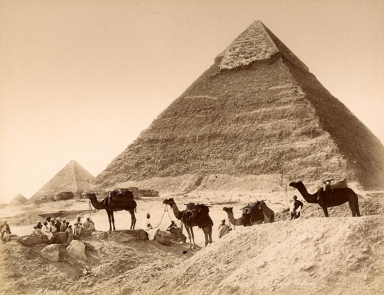 Muži a velbloudi před pyramidou v Chefrenu od Unknown photographer