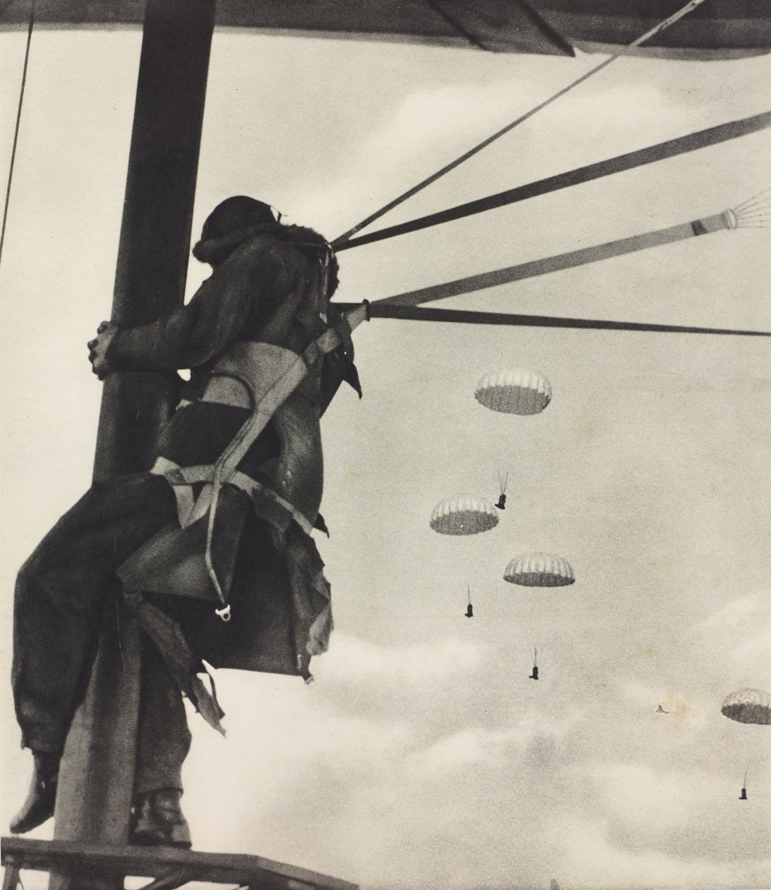 Okamžik před seskokem, letec RAF připravený opustit letoun na padáku, fotografie z Illustrated London News, 29. června. od Unknown photographer