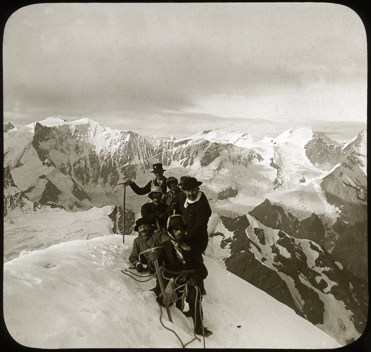 Horolezectví na konci 19. nebo na začátku 20. století: skupina horolezců na vrcholu Wetterhorn (doslova „Horn of Time“, 3 692 m), vrchol masivu Wetterhorner, Bernské Alpy, kanton Bern, Švýcarsko – horolezectví, cordee - fotog od Unknown photographer