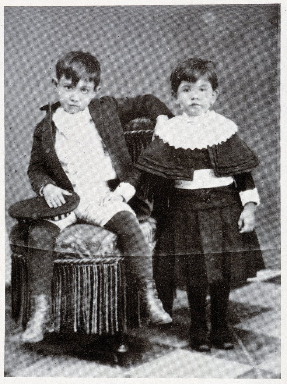 Pablo Picasso ve věku sedmi let a jeho sestra - v „Picasso, ikonografické dokumenty““ od Sabartes od Unknown photographer