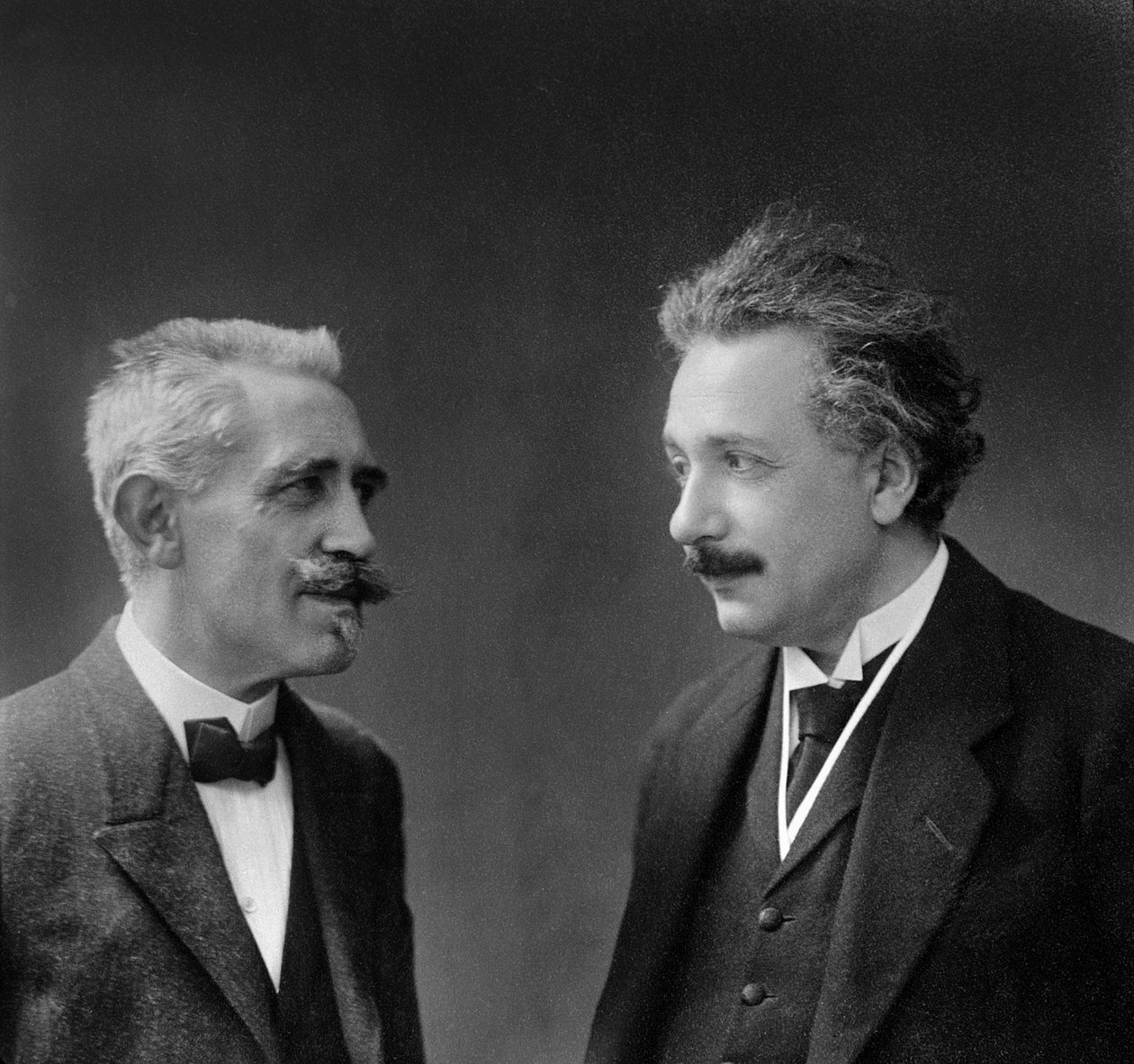 Paul Langevin a Albert Einstein od Unknown photographer
