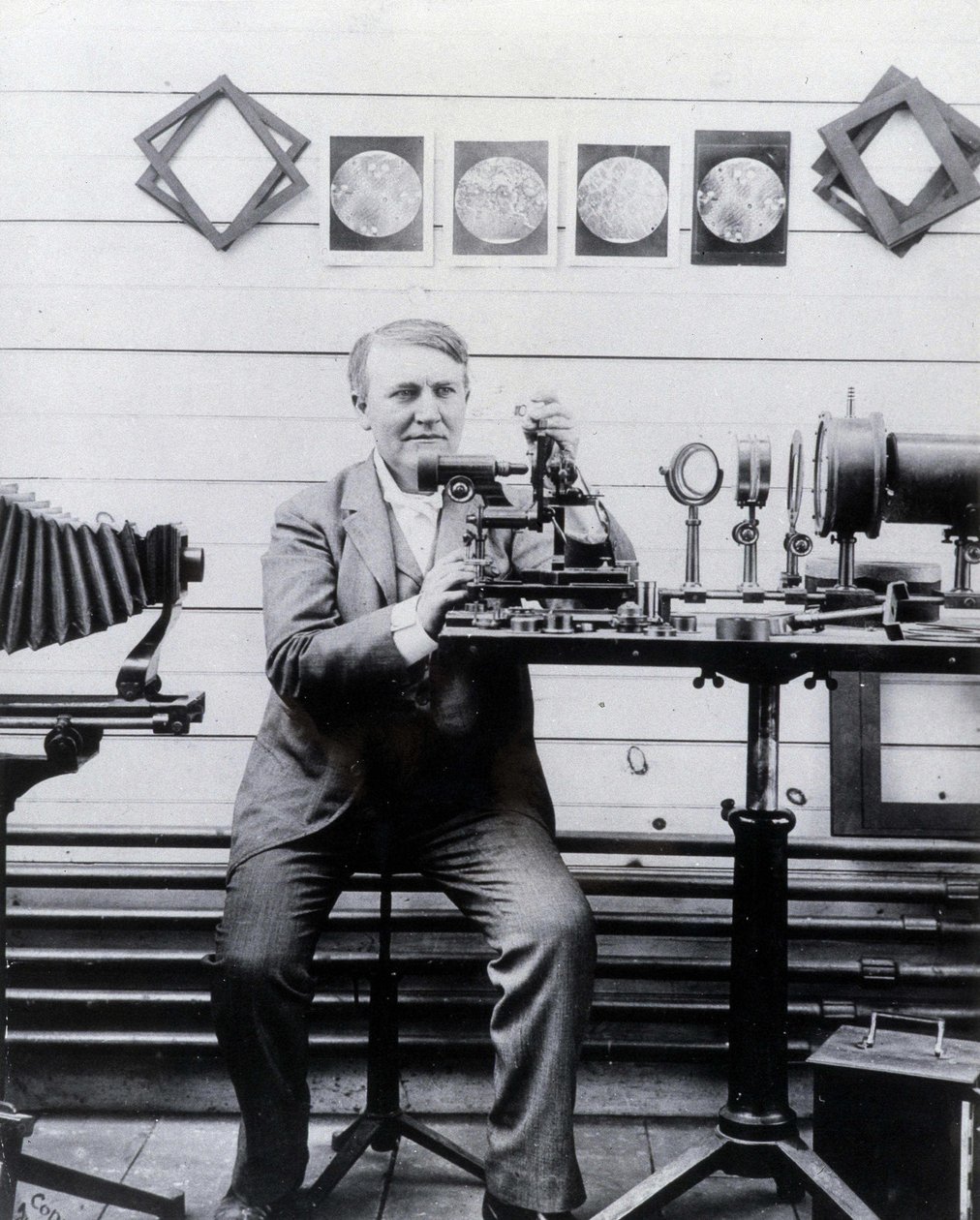 Fotografie Thomase-Alvy Edisona před jeho gramofonem. od Unknown photographer