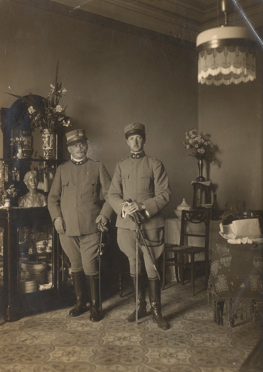 Portrét Bruna de Pererelliho v uniformě fotografovaného ve společnosti vojáka od Unknown photographer