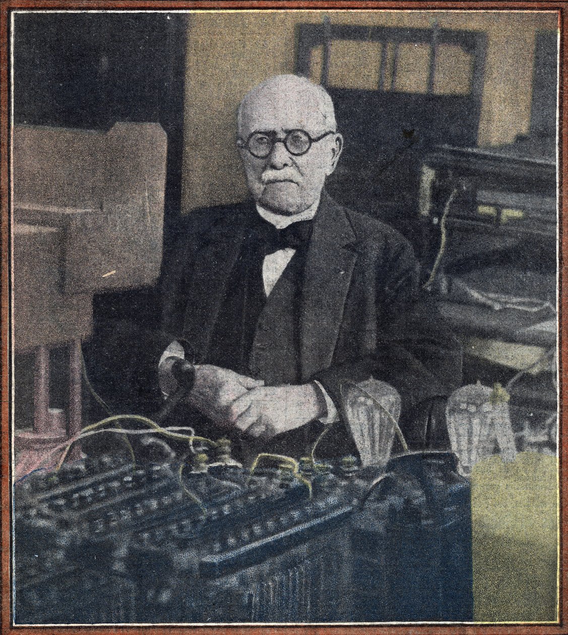 Portrét Edouarda Branlyho (1844-1940), fyzika (Portrét francouzského vynálezce, fyzika Edouarda Branlyho) Z "Le pelerin" květen 1934 Soukromá sbírka od Unknown photographer