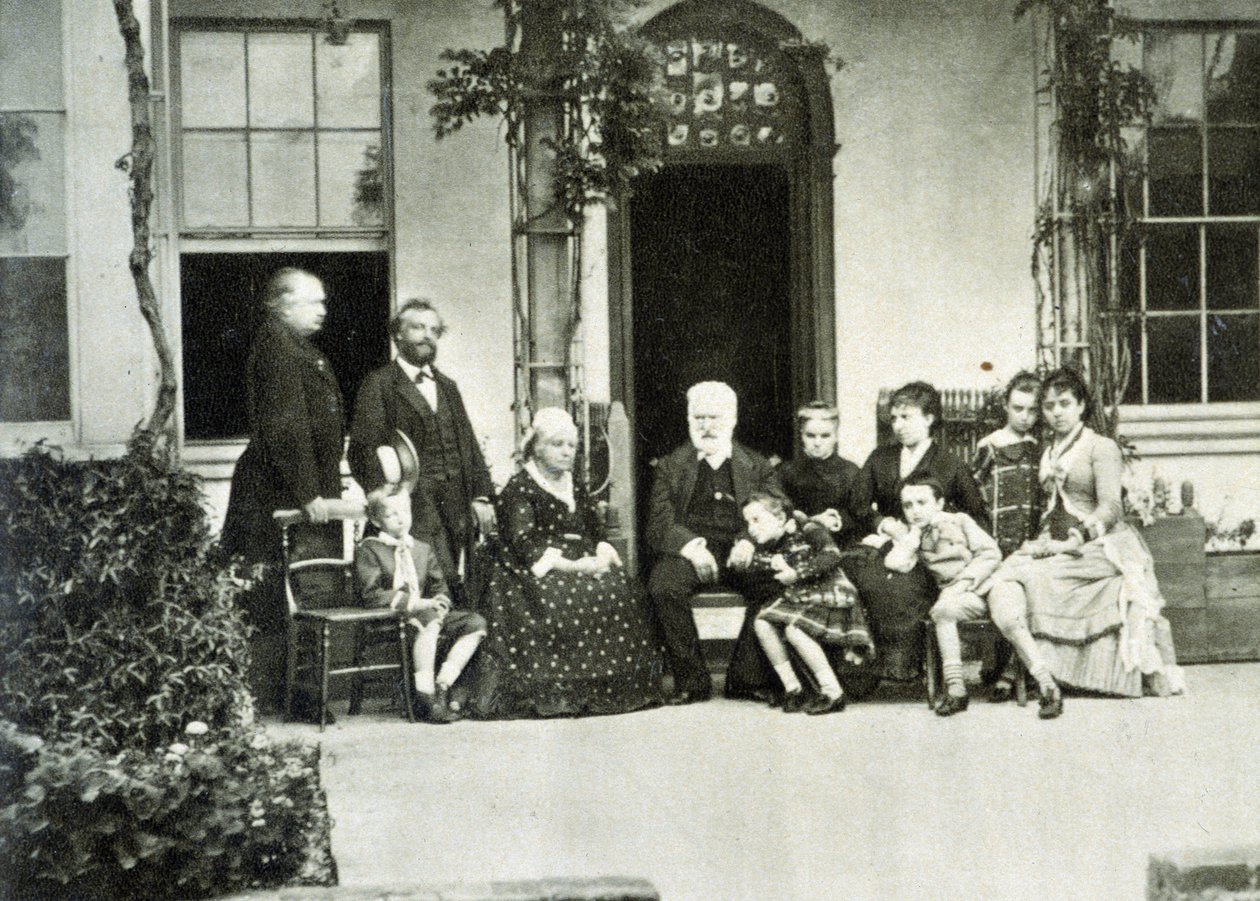 Portrét Victora Huga v exilu na Guernsey v roce 1866 s Juliette Drouetovou po jeho pravici. od Unknown photographer