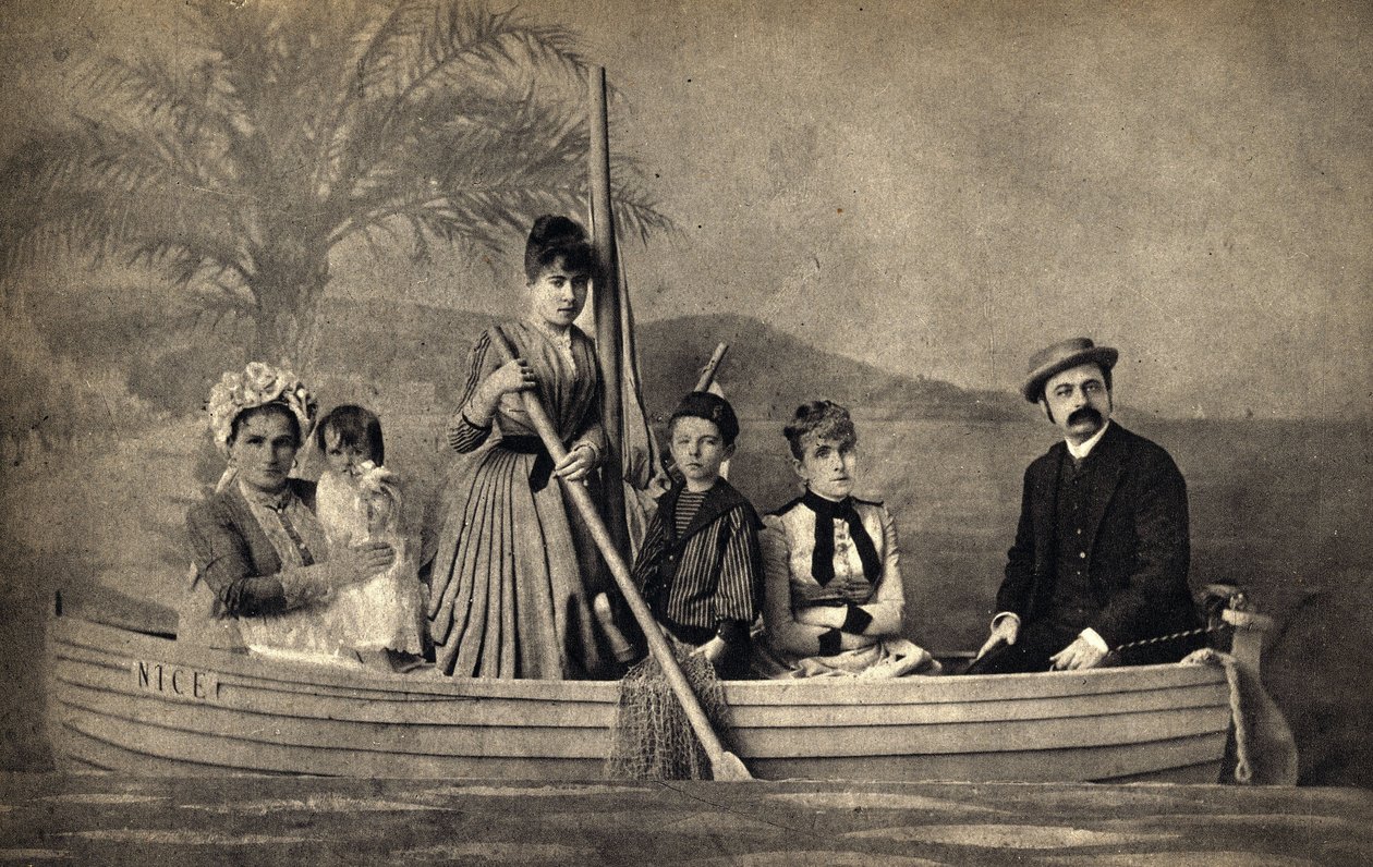 Portrét rodiny s fotografem, inscenovaný v lodi. Fotografie, konec 19. století, Paříž. Coll. Selva. od Unknown photographer
