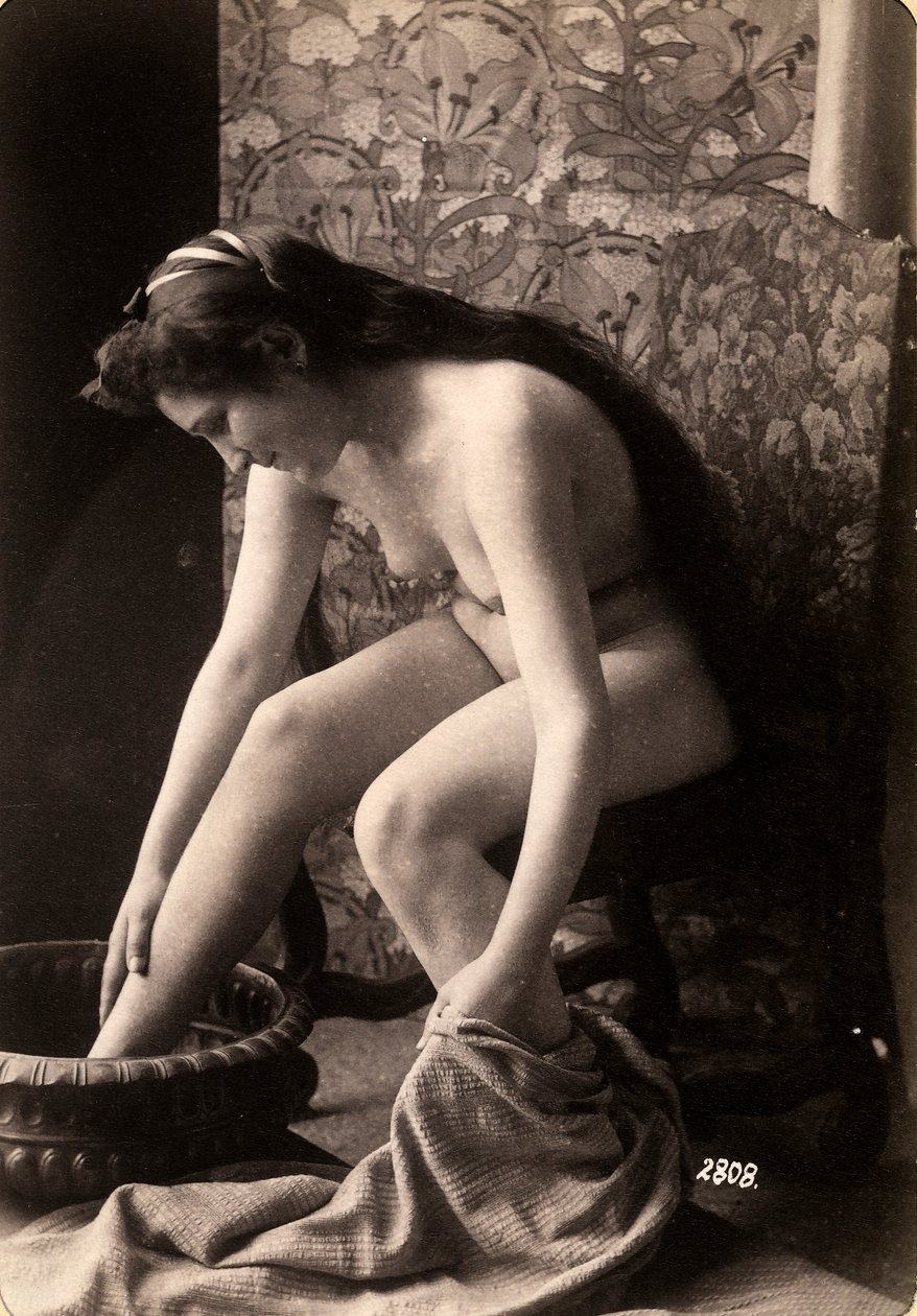 Portrét nahé ženy, která si myje nohy od Unknown photographer