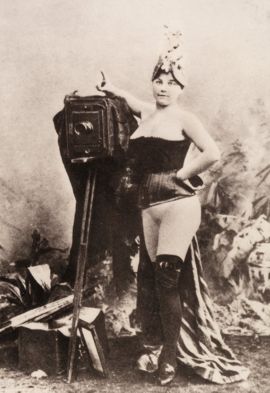 Portrét částečně nahé ženy opřené o starožitný fotoaparát. od Unknown photographer
