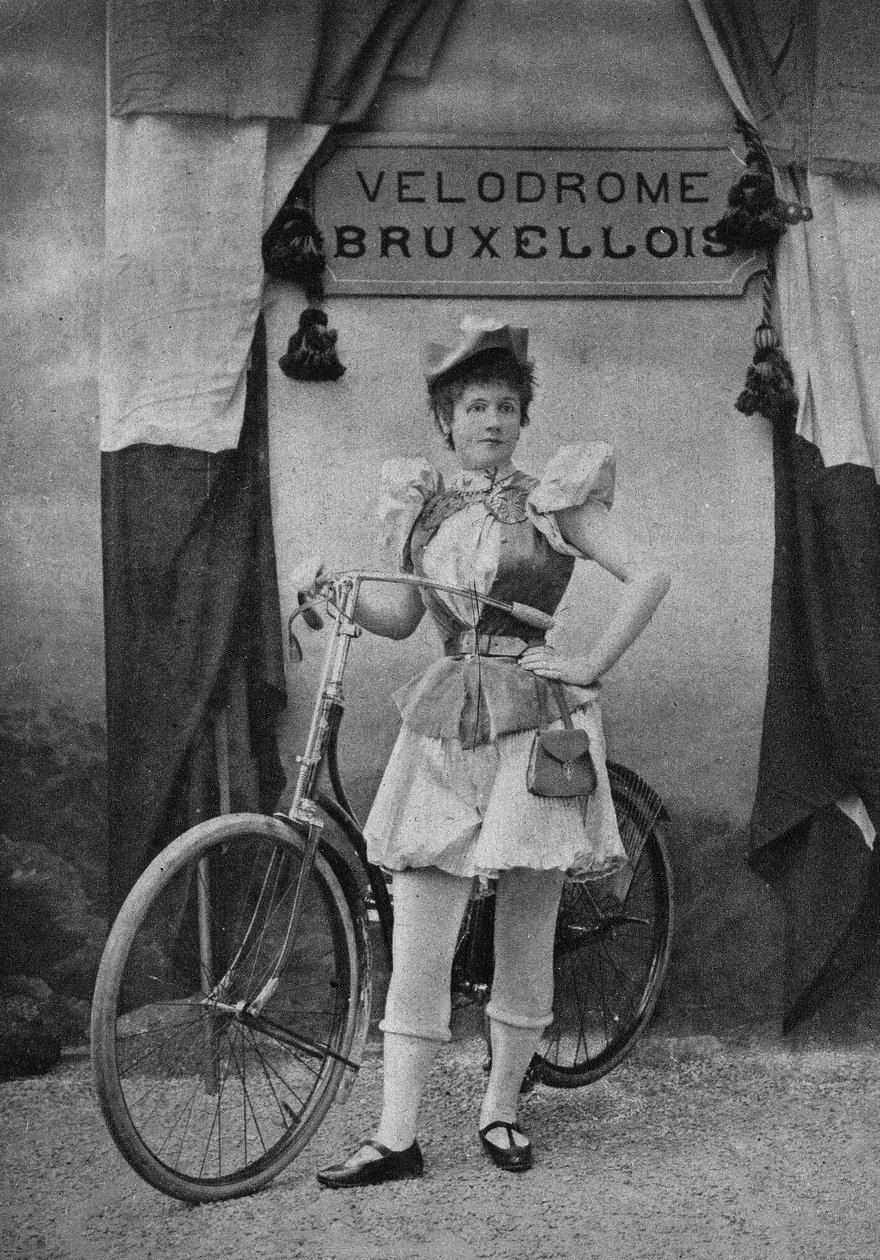 Portrét ženy cyklisty. Fotografie, konec 19. století, Paříž. Coll. Selva. od Unknown photographer
