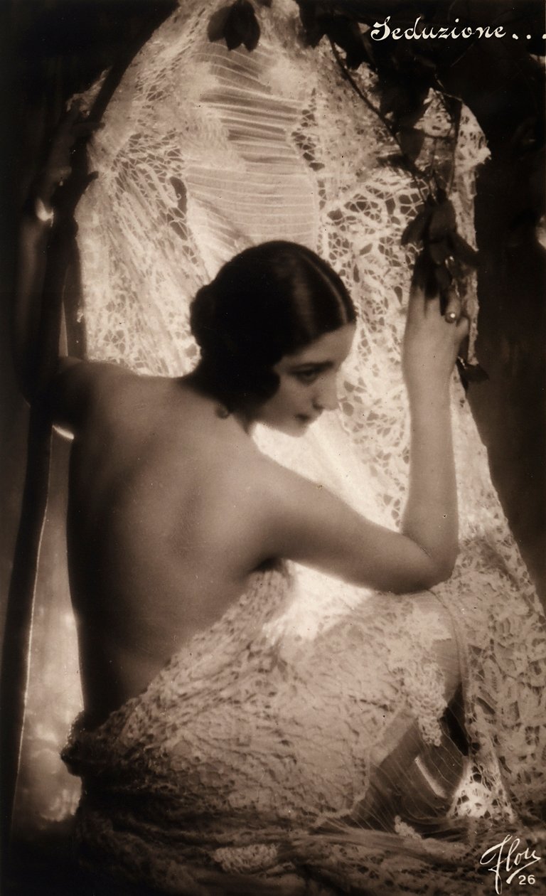 Portrét mladé ženy zahalené do bílé krajkové látky od Unknown photographer