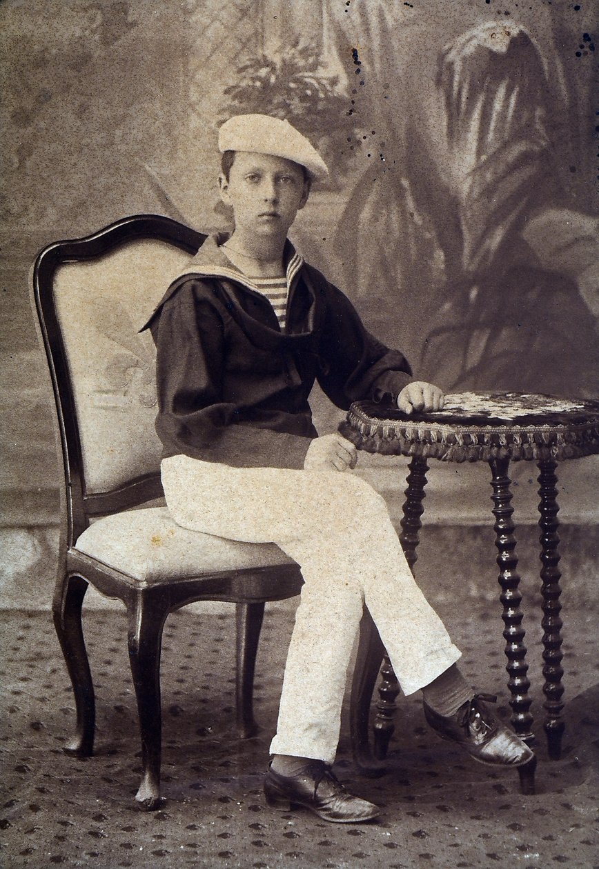 Portrét syna prince Carlose Bourbonského v námořnickém obleku od Unknown photographer