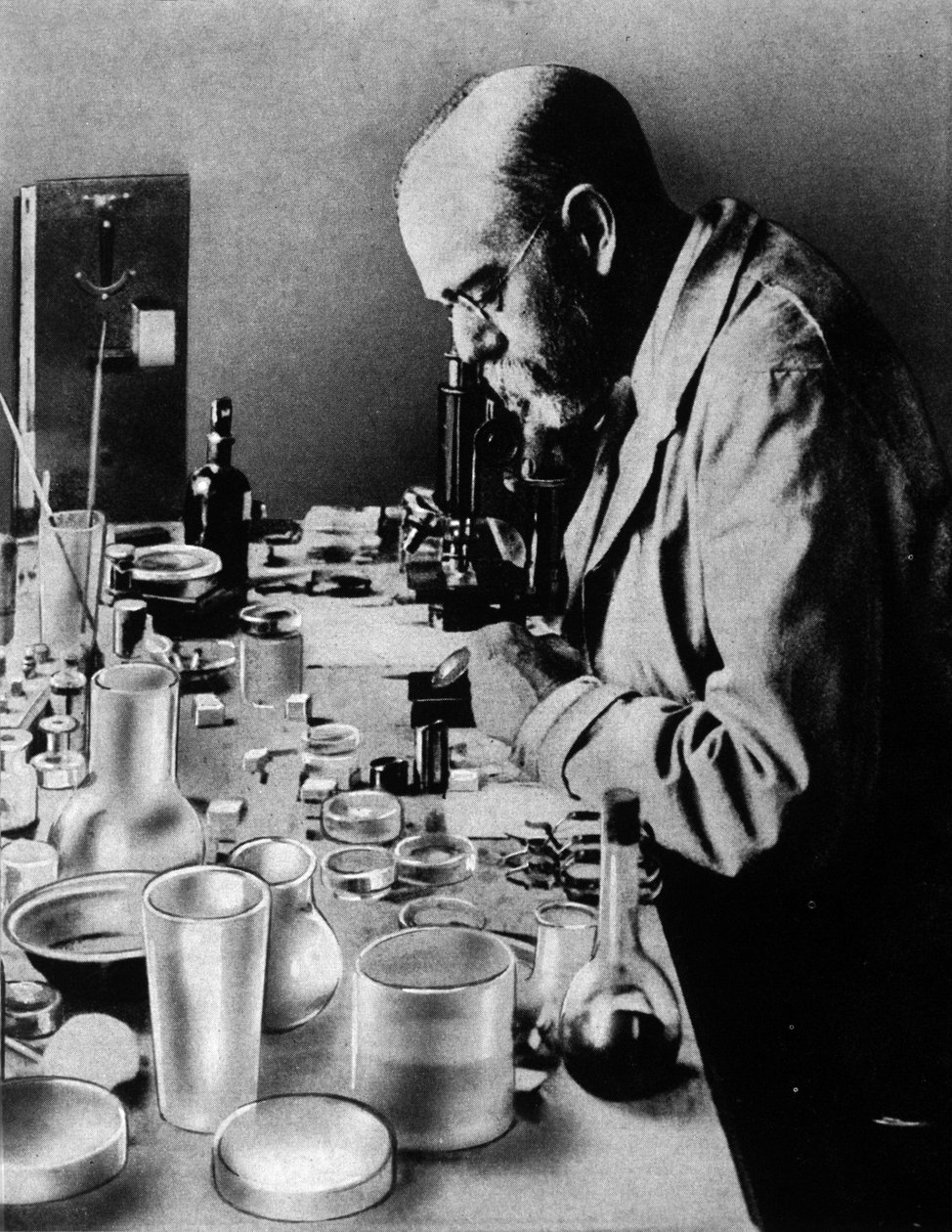 Portrét německého lékaře Roberta Kocha (1843-1910) v jeho laboratoři. od Unknown photographer