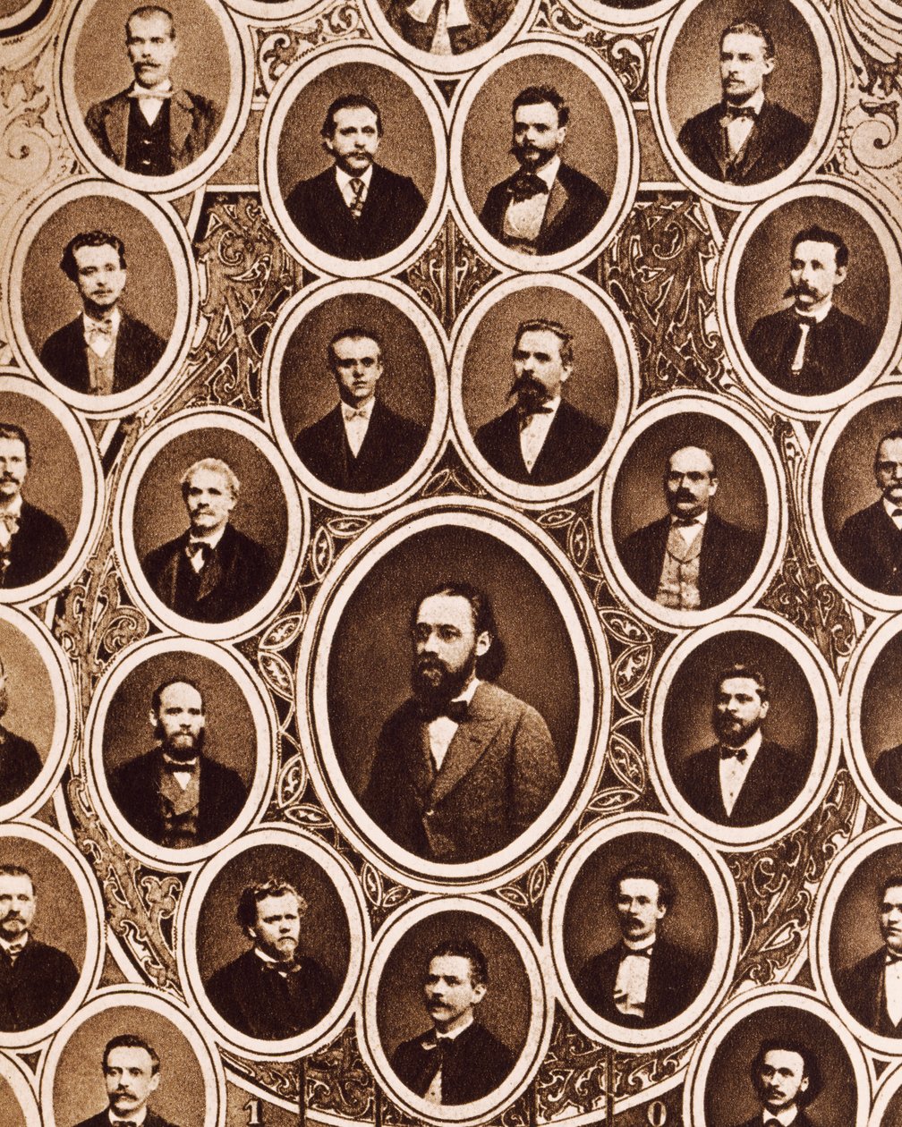 Portréty členů orchestru pražského Prozatímního divadla s Antonínem Dvořákem a Bedřichem Smetanou od Unknown photographer