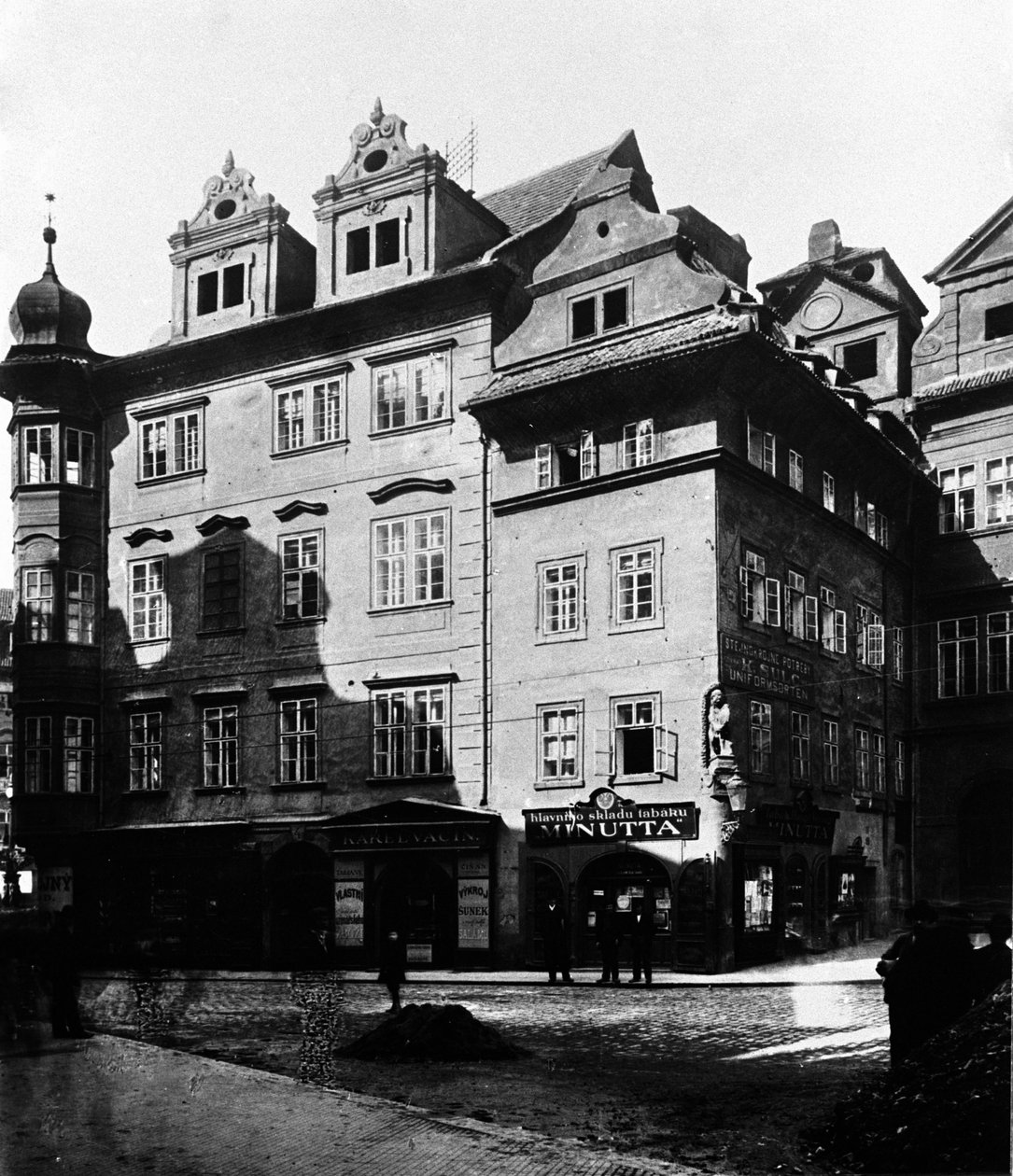 Praha, dům Minutta, kde v letech 1889 až 1896 žil spisovatel Franz Kafka. od Unknown photographer
