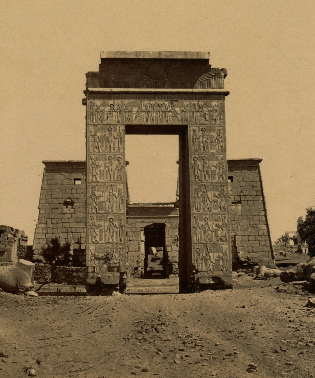 Propylon (triumfální oblouk) a pylon v Údolí beranů, součást chrámu Ramsese IV. v Thébách. 1880 (foto) od Unknown photographer