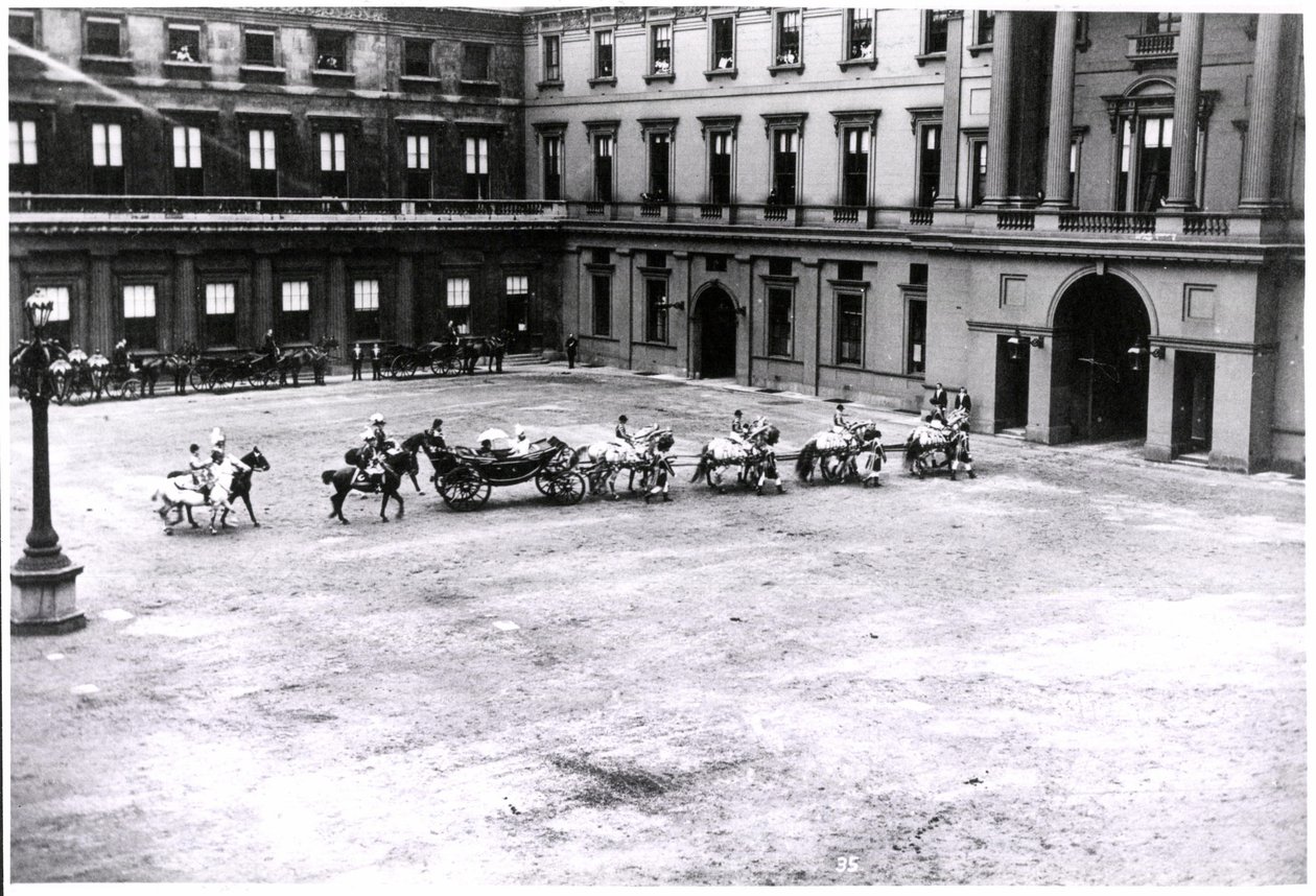 Královna Viktorie opouští Buckinghamský palác, Diamond Jubilee, 22. června 1897 (černobílá fotografie) od Unknown photographer