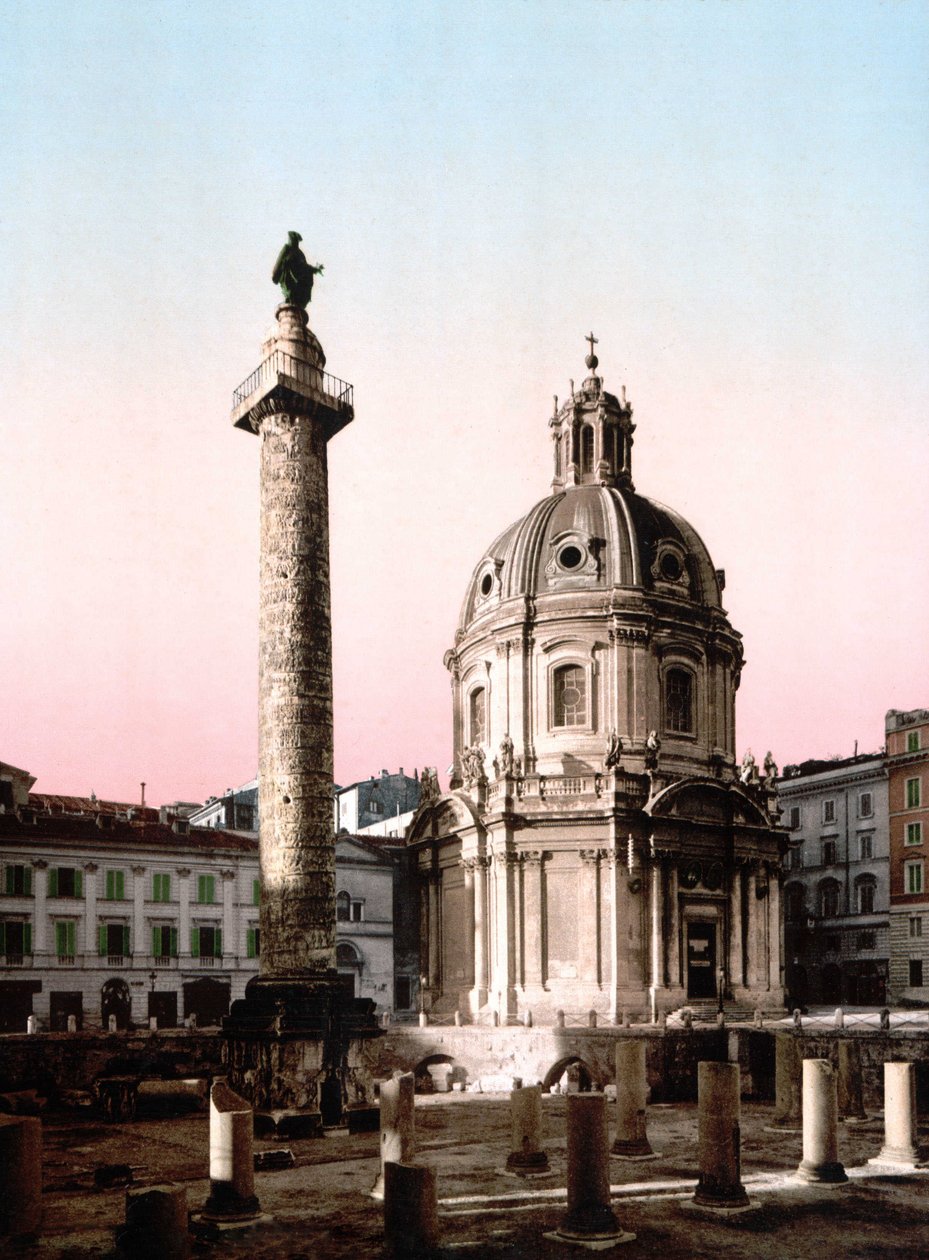 Řím. Pohled na Foro Trajano (Forum Trajan) se sloupem. Fotochrome SD. kolem roku 1900. Fotochrom od Unknown photographer