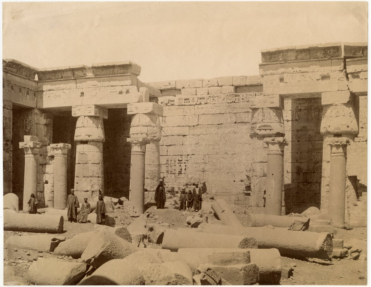 Druhé nádvoří zádušního chrámu Ramesse III., severní strana, Medinet Habu, Egypt, cca 1890 od Unknown photographer